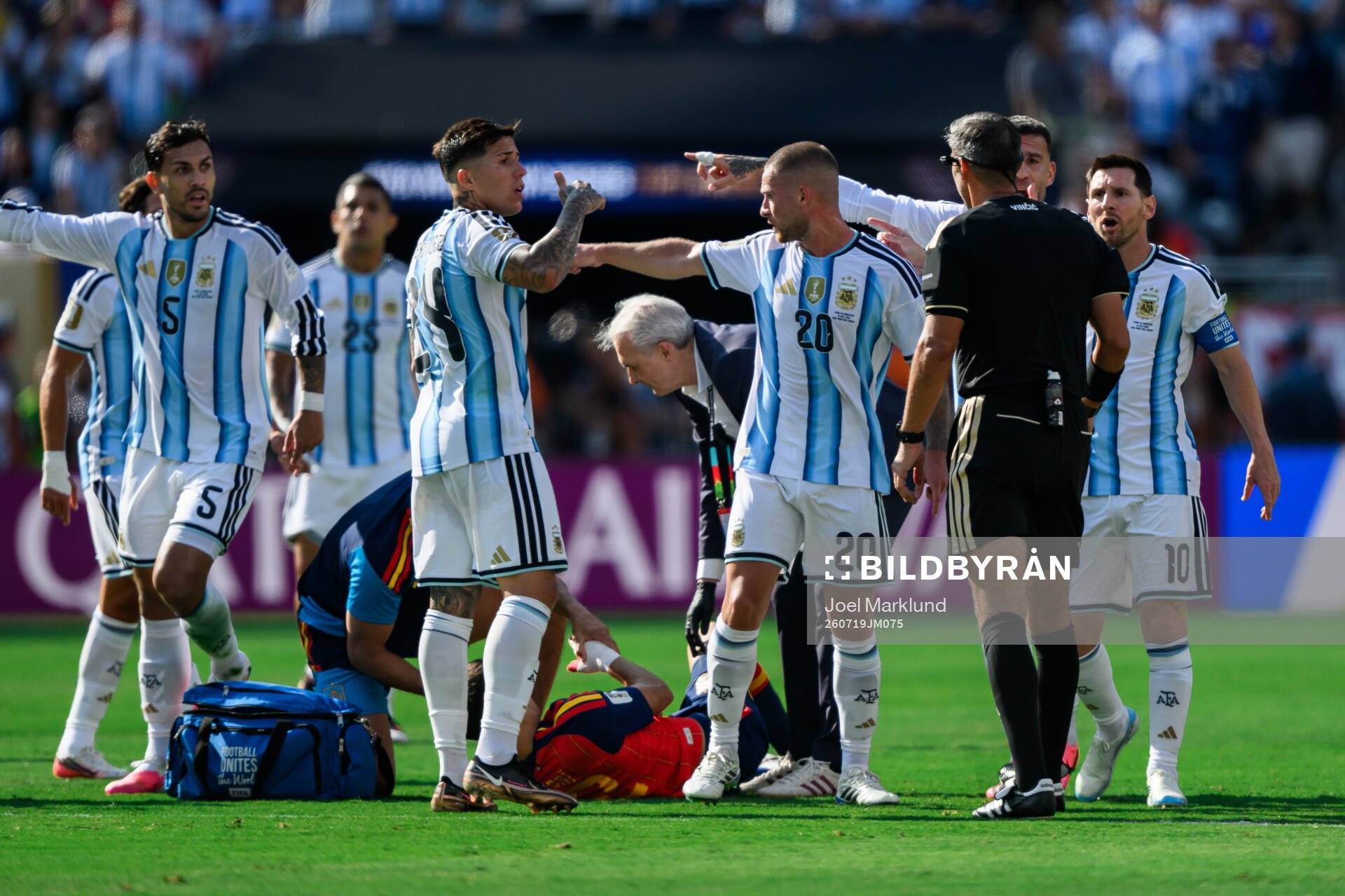 Enzo Fernandez of Argentina reacts towards Referee Slavko