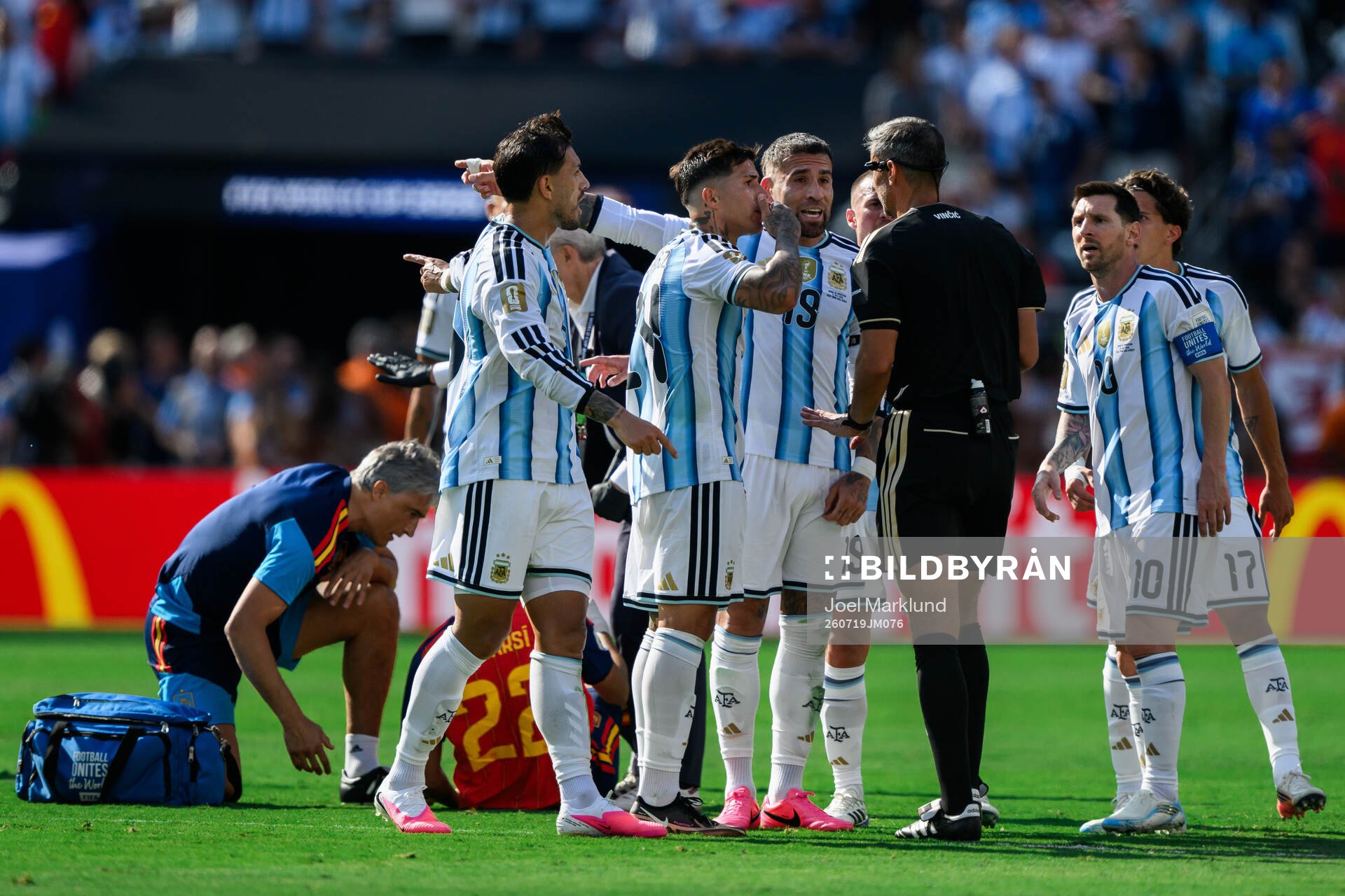 Enzo Fernandez of Argentina reacts towards Referee Slavko