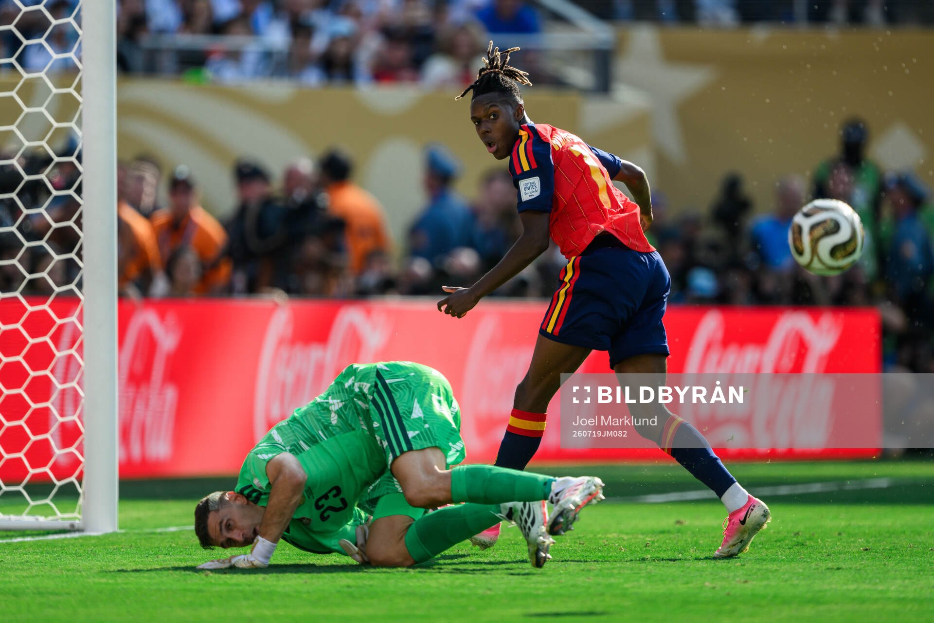 goalkeeper Emiliano Martinez of Argentina and Nico Williams