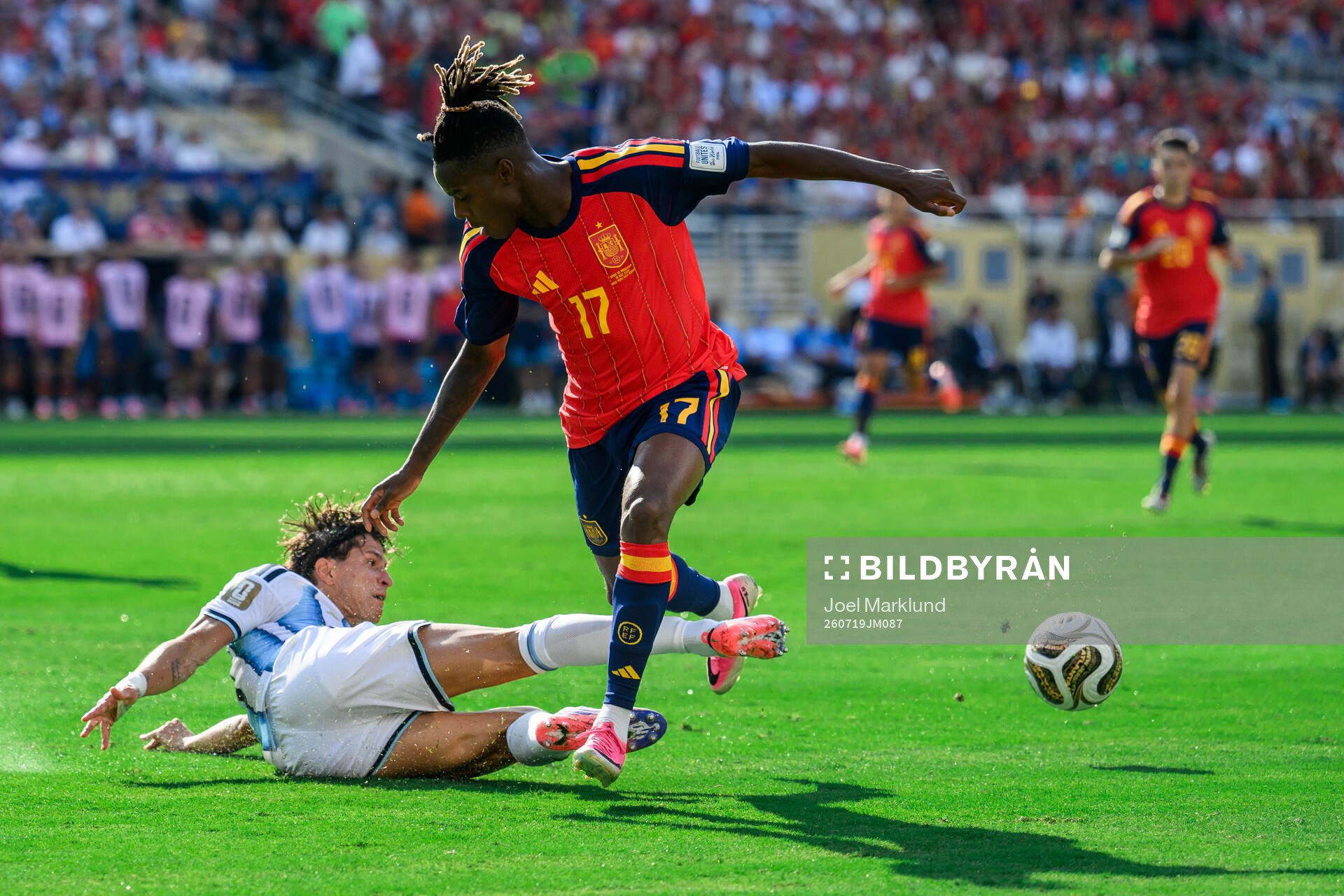 Giuliano Simeone of Argentina and Nico Williams of Spain