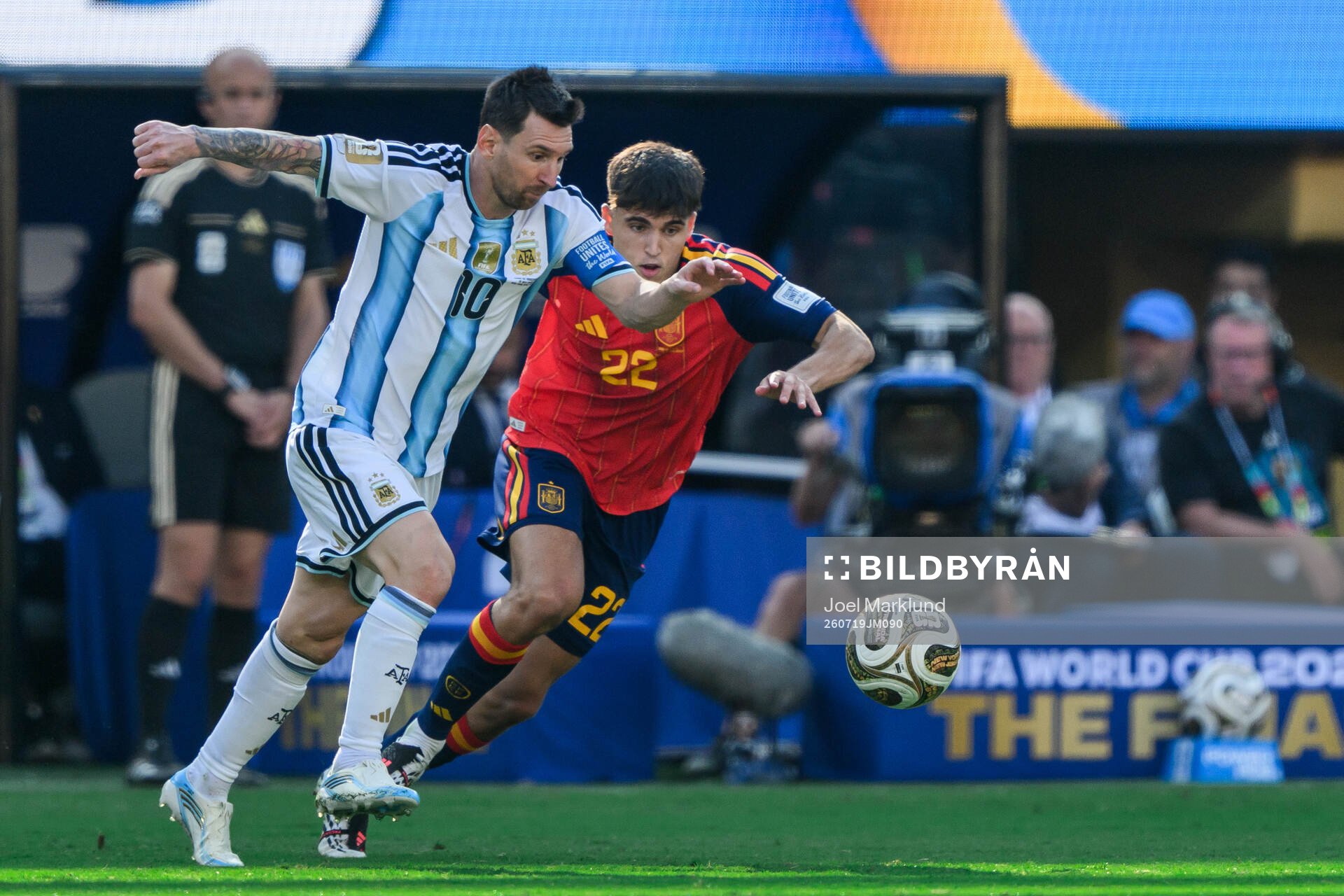 Lionel Messi of Argentina and Pau Cubarsi of Spain