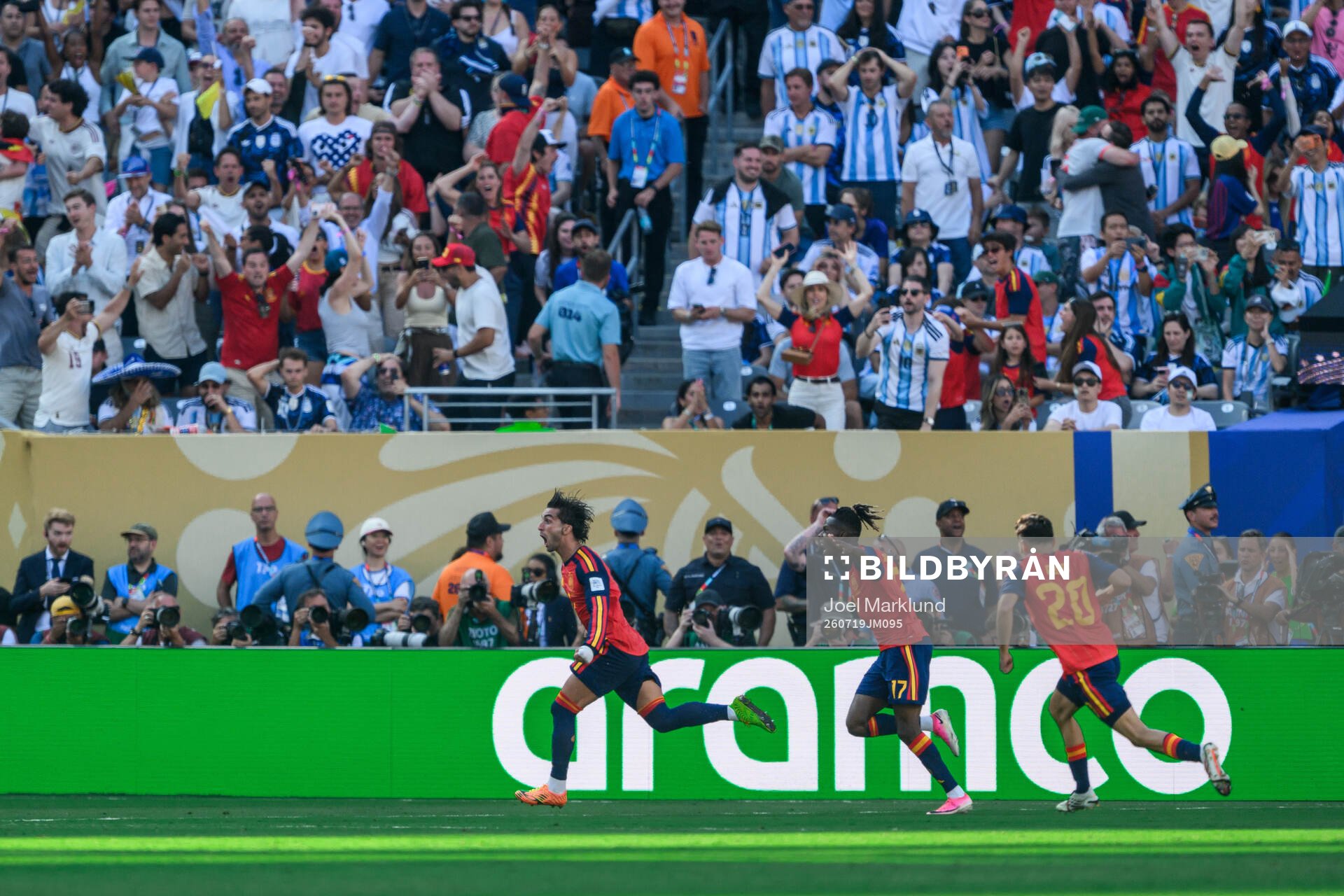 Ferran Torres, Nico Williams and Pedri of Spain celebrate