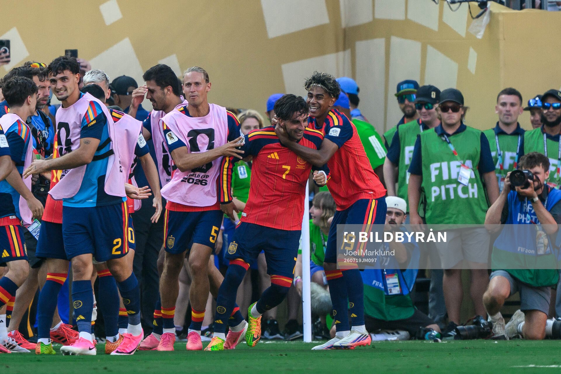 Ferran Torres and Lamine Yamal of Spain celebrate