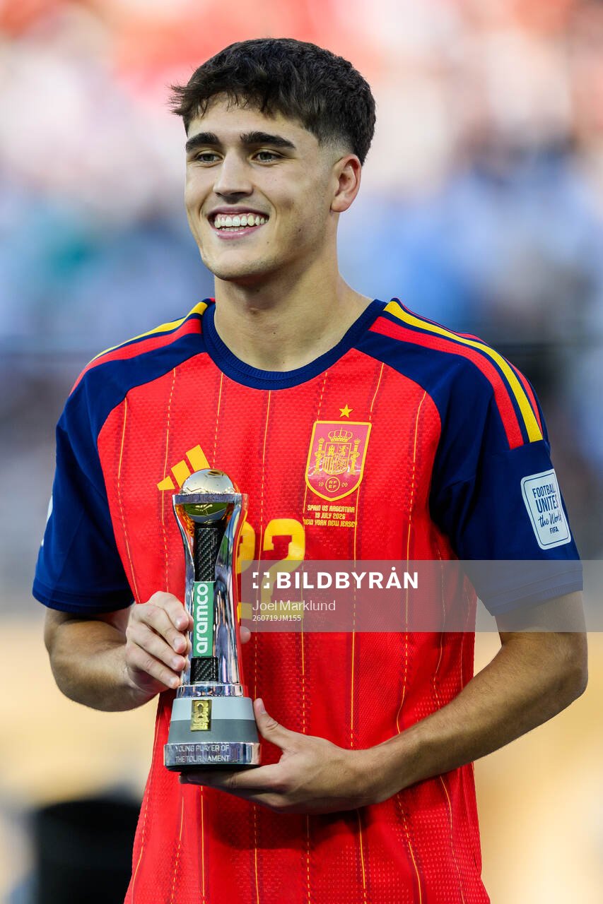 Pau Cubarsi of Spain with his award for best young player