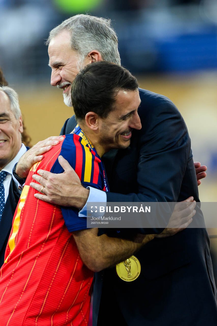 Mikel Oyarzabal of Spain and King Felipe VI, King of Spain