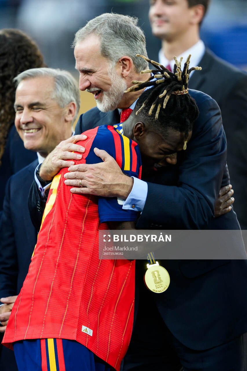 Nico Williams of Spain and King Felipe VI, King of Spain