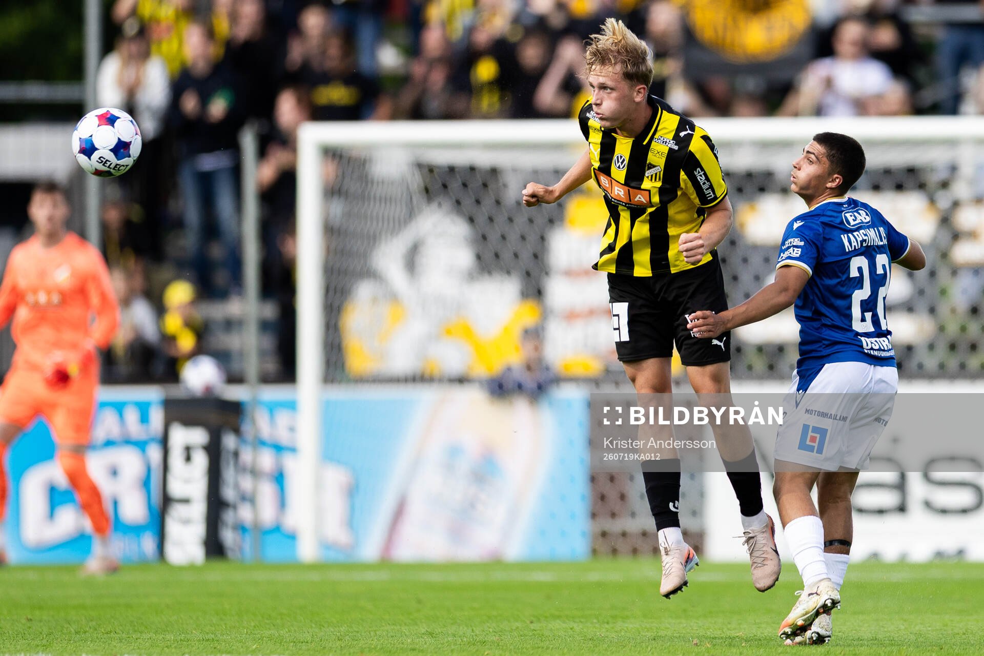 Häckens Filip Helander och Halmstads Oliver Kapsimalis
