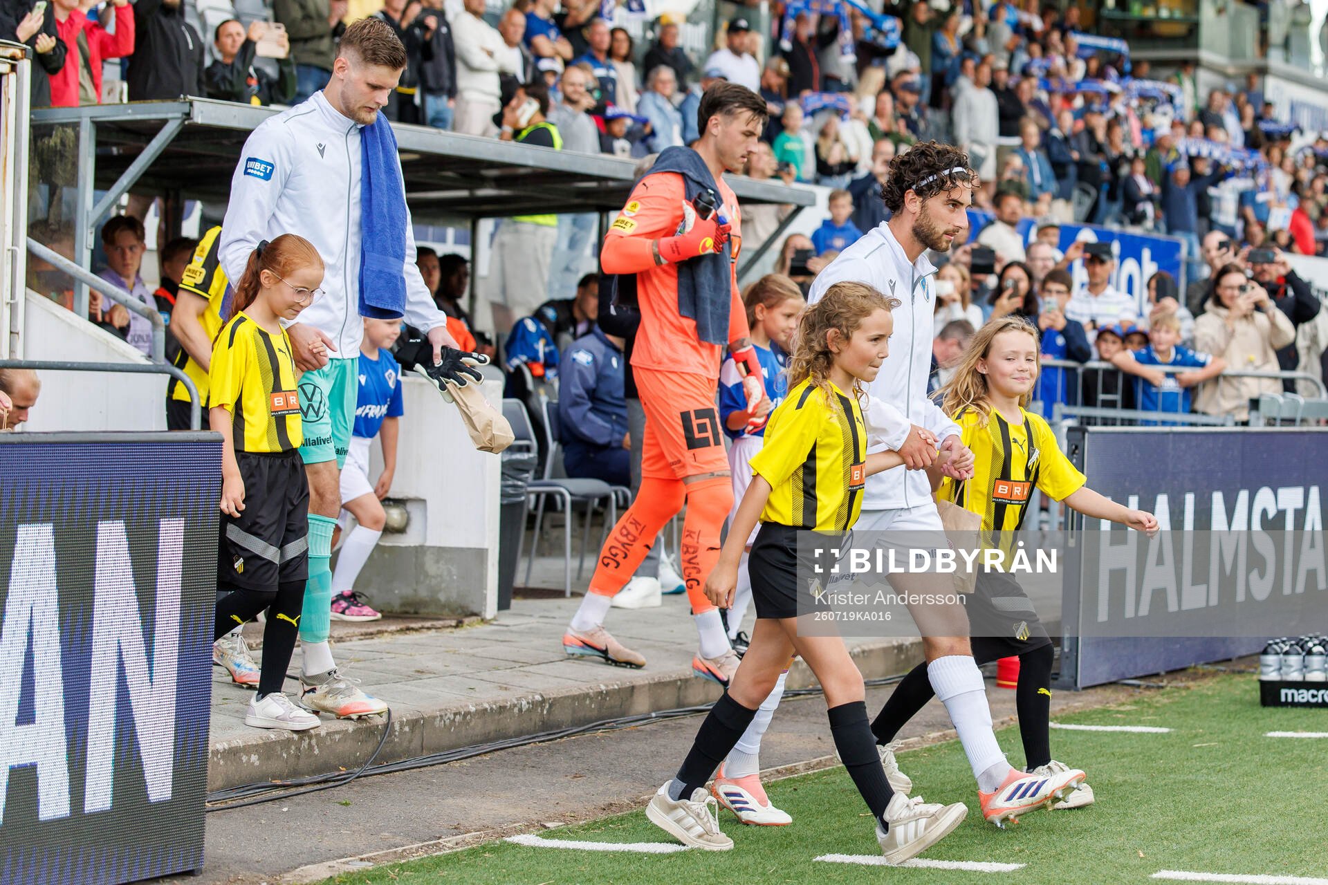 Spelarna kommer in på planen