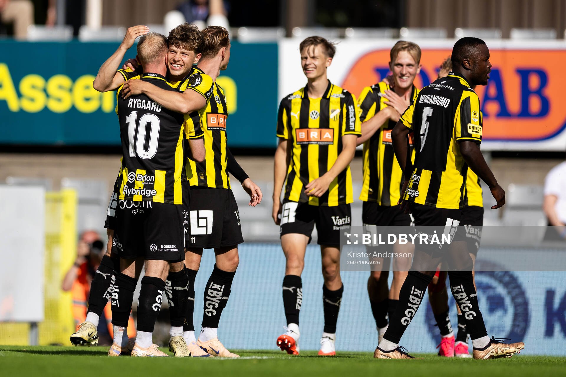 Häckens Gustav Lindgren jublar med lagkamrater