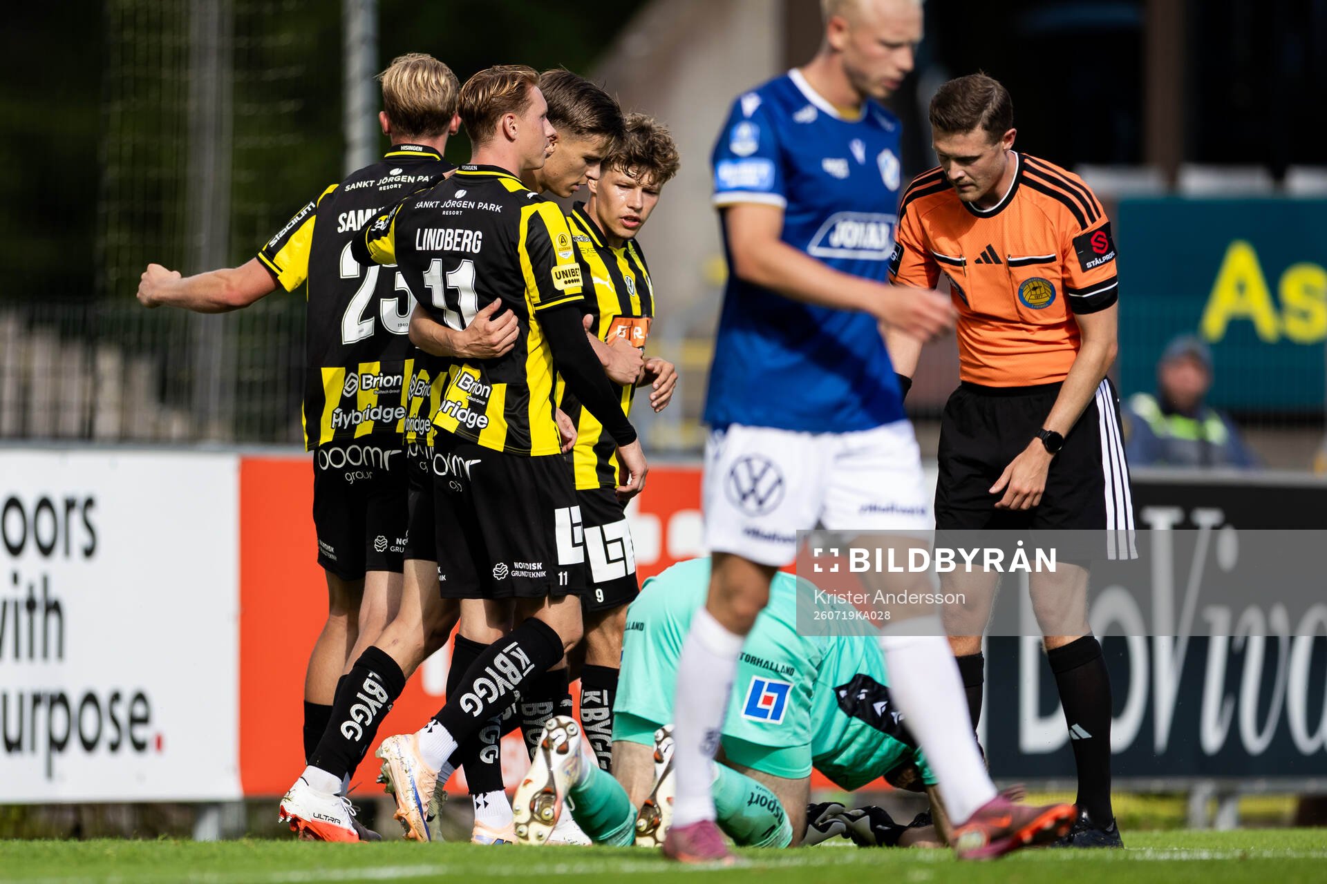 Häckens Gustav Lindgren jublar med lagkamrater