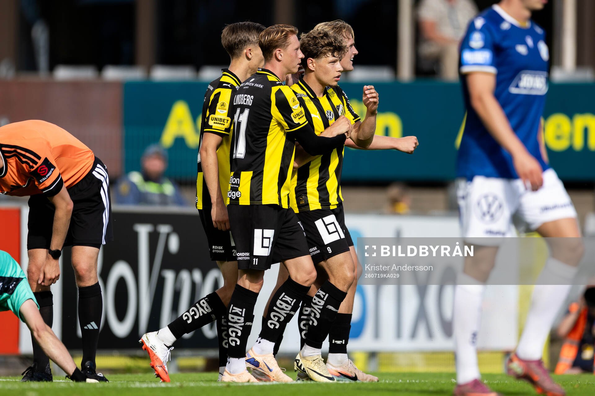Häckens Gustav Lindgren jublar med lagkamrater