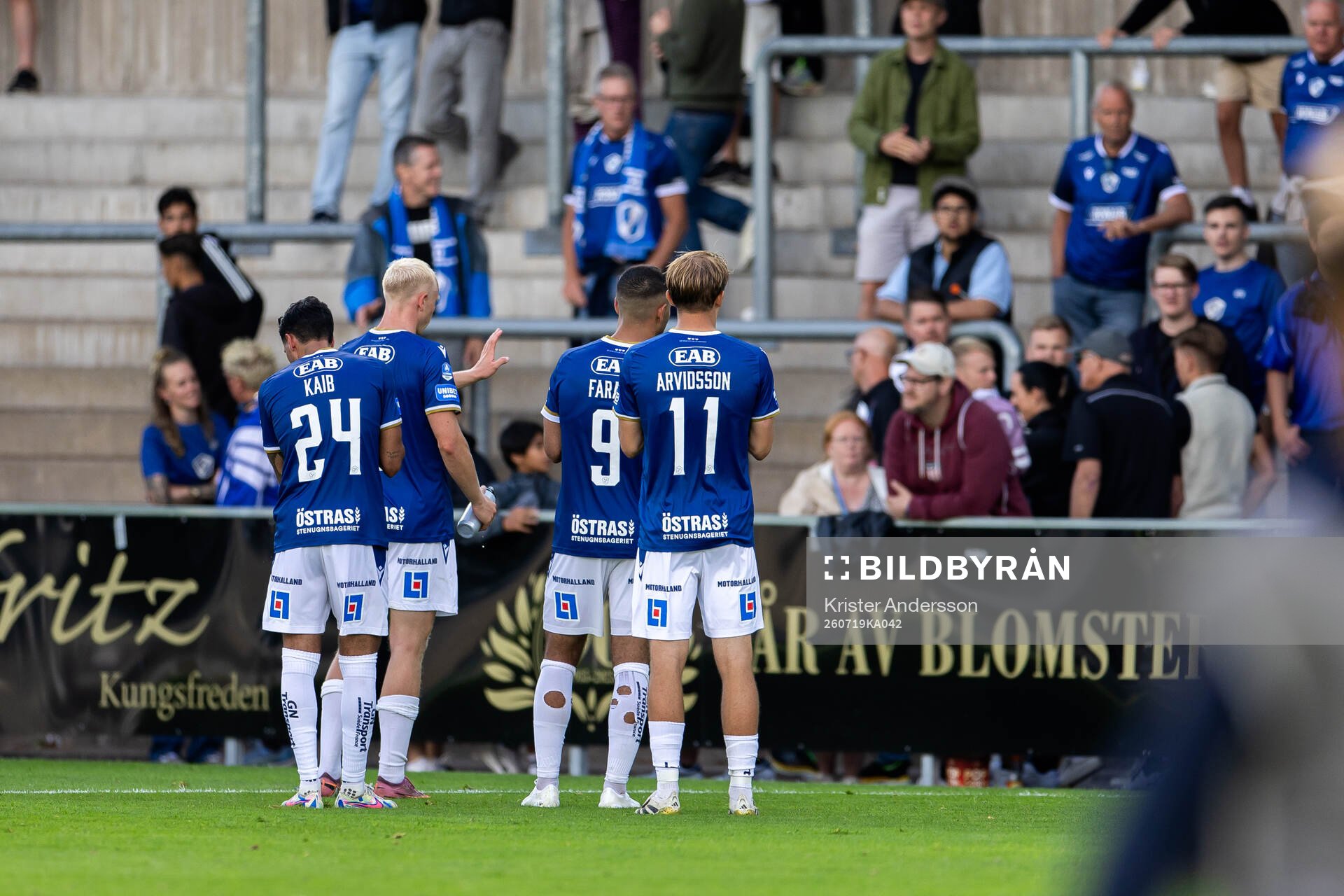 Halmstads spelare pratar med publiken