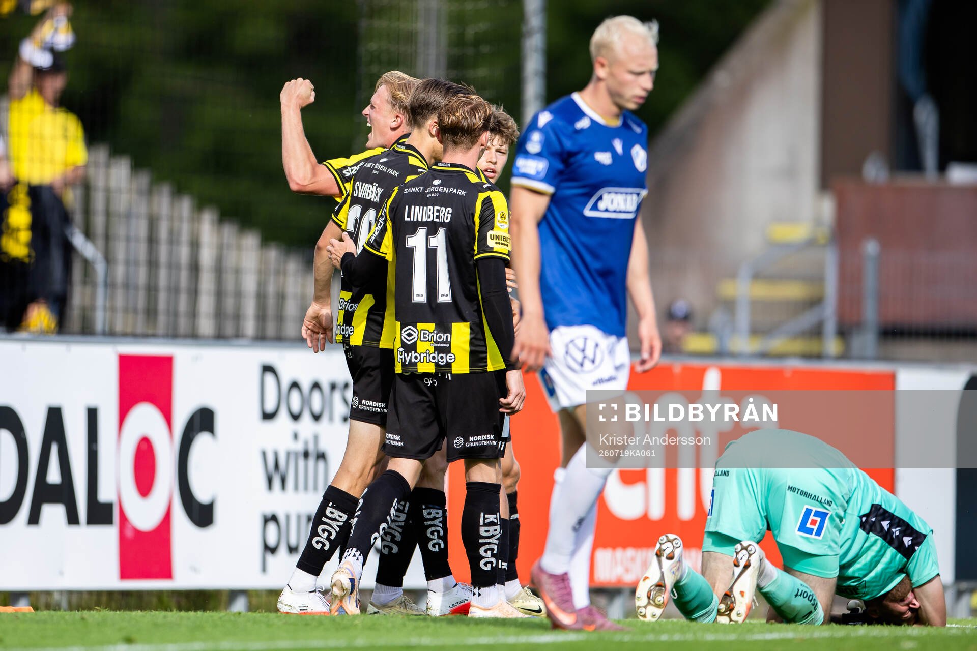 Häckens spelare jublar
