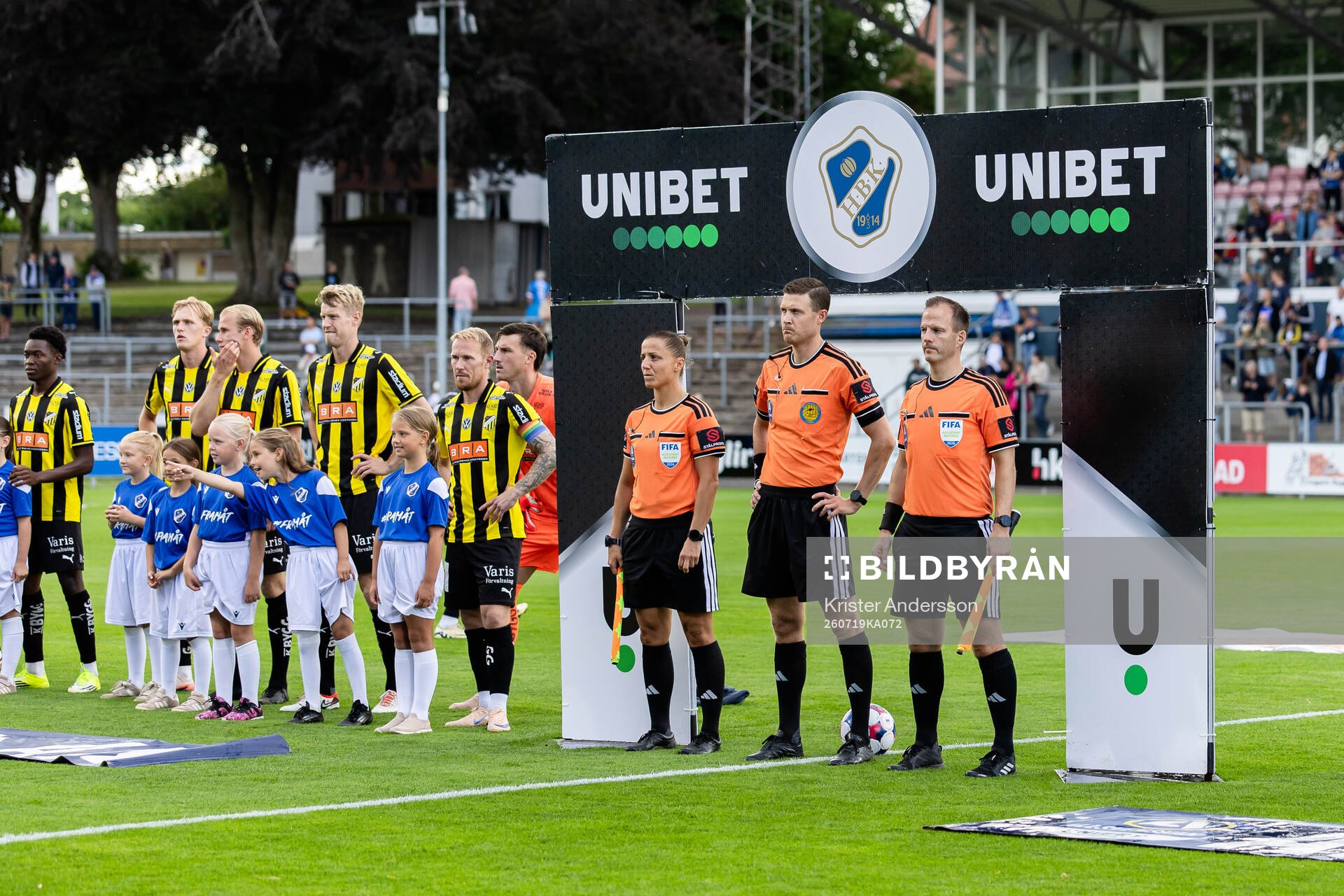 Domare Erik Mattsson med assisterande domarna Almira Spahic