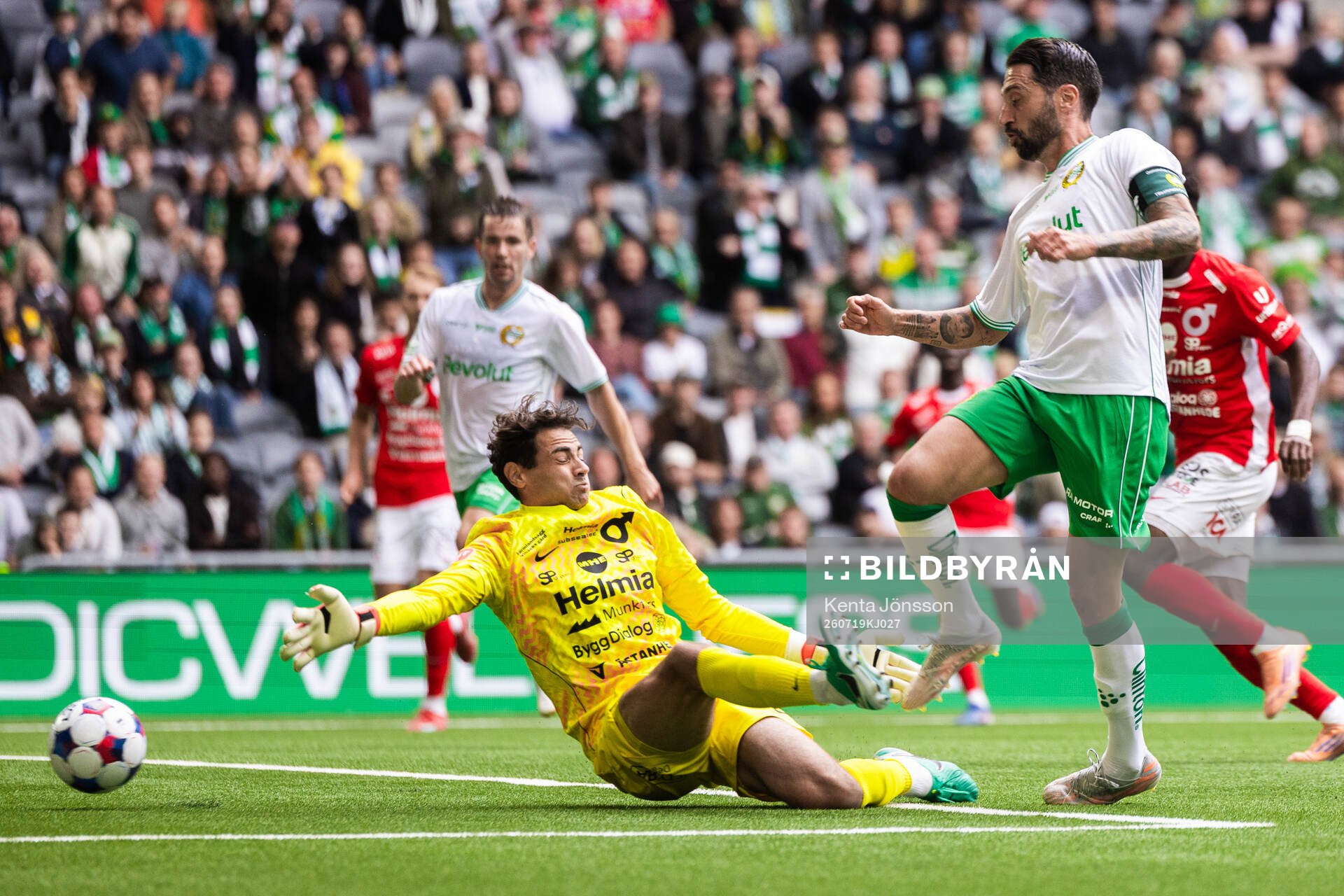 Degerfors målvakt Matvei Igonen och Hammarbys Nahir Besara