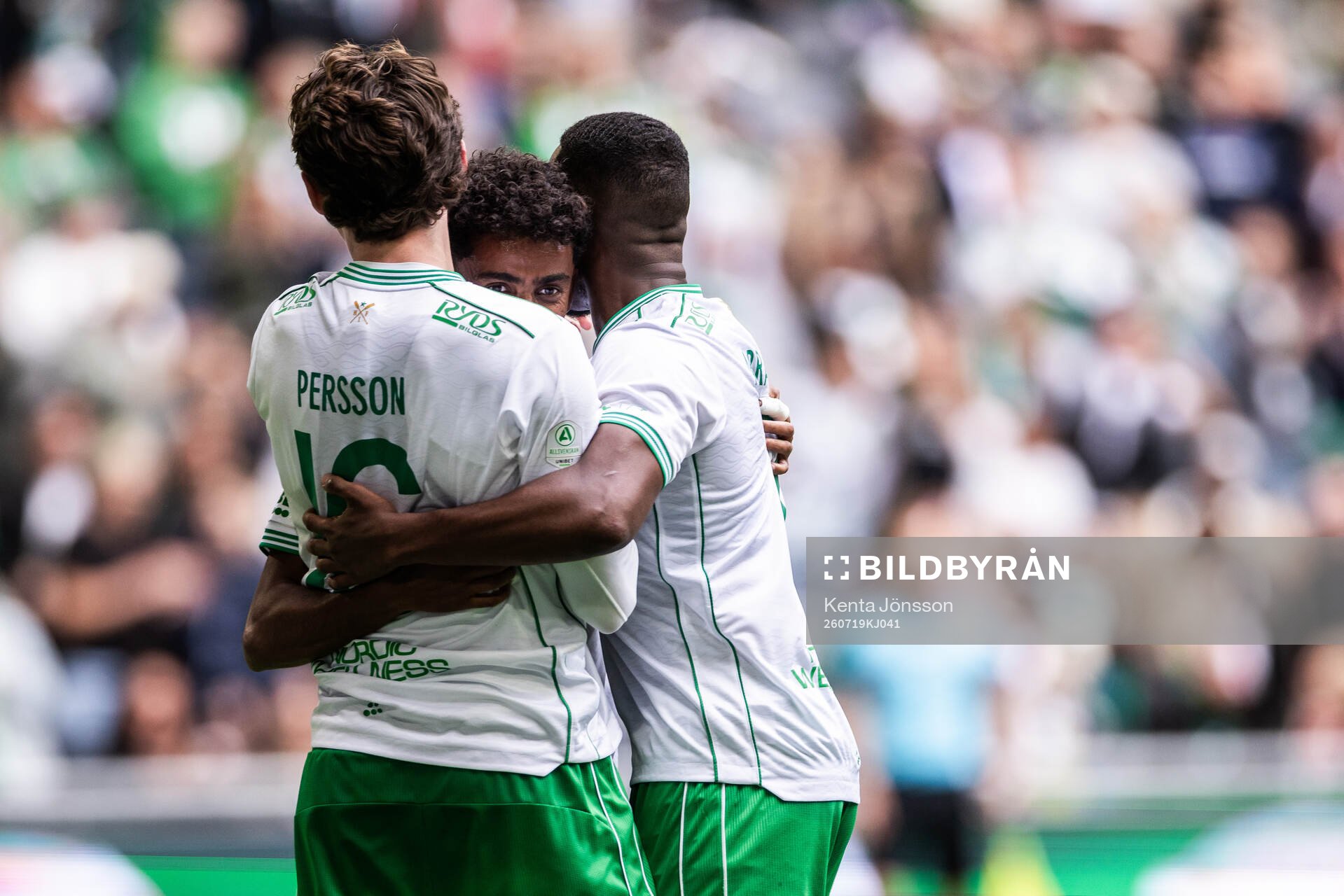 Hammarbys Tesfaldet Tekie jublar med lagkamrater