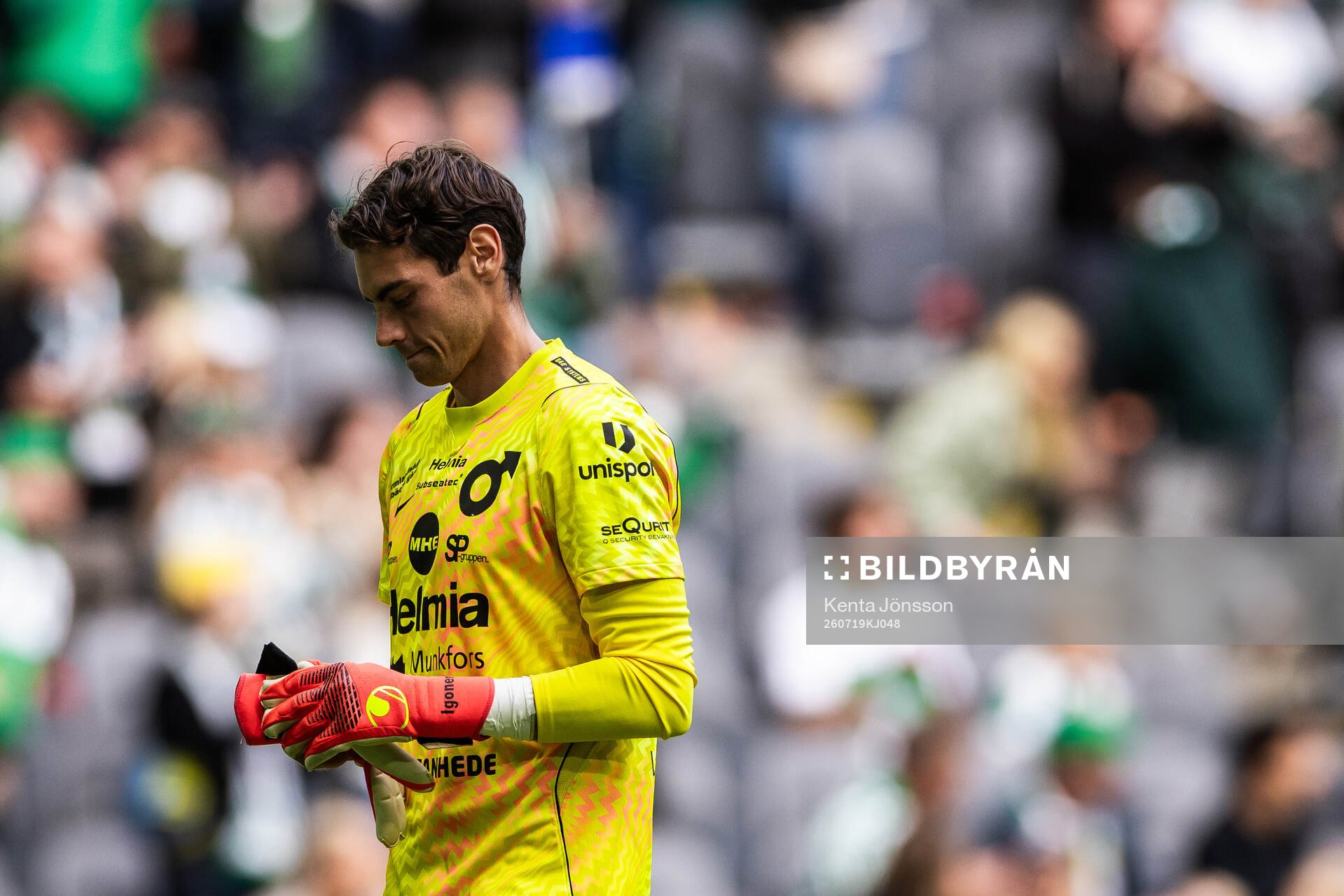 Degerfors målvakt Matvei Igonen deppar
