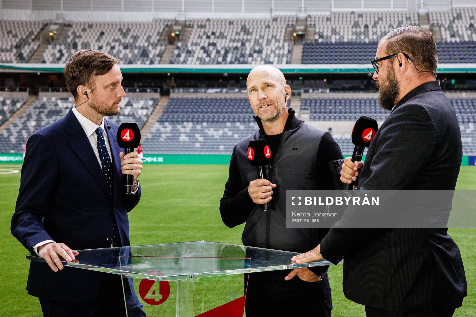Hammarbys tränare Henrik Rydström i TV-studion med TV4s