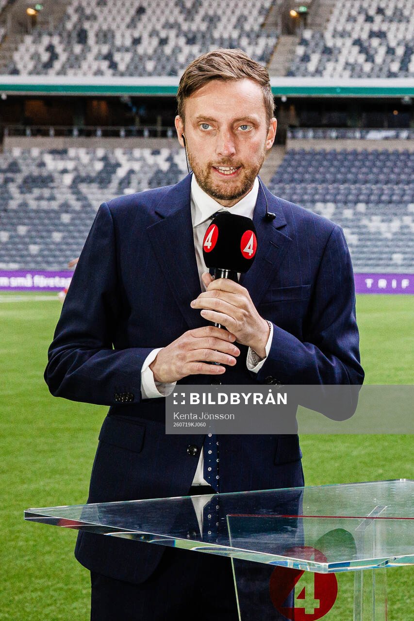 TV4s Axel Pileby efterfotbollsmatchen i Allsvenskan mellan