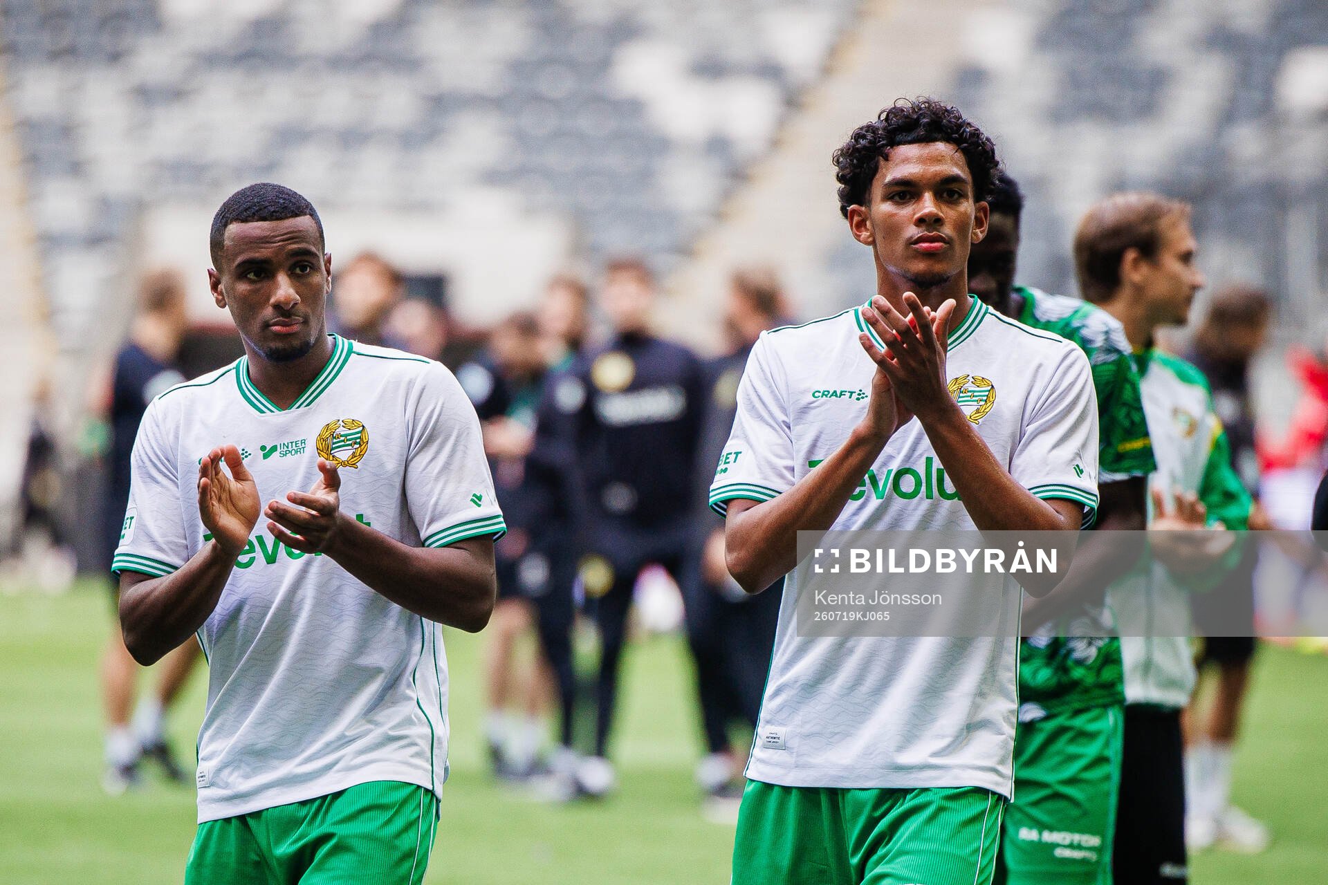 Hammarbys Paulos Abraham och Waylon Renecke applåderar