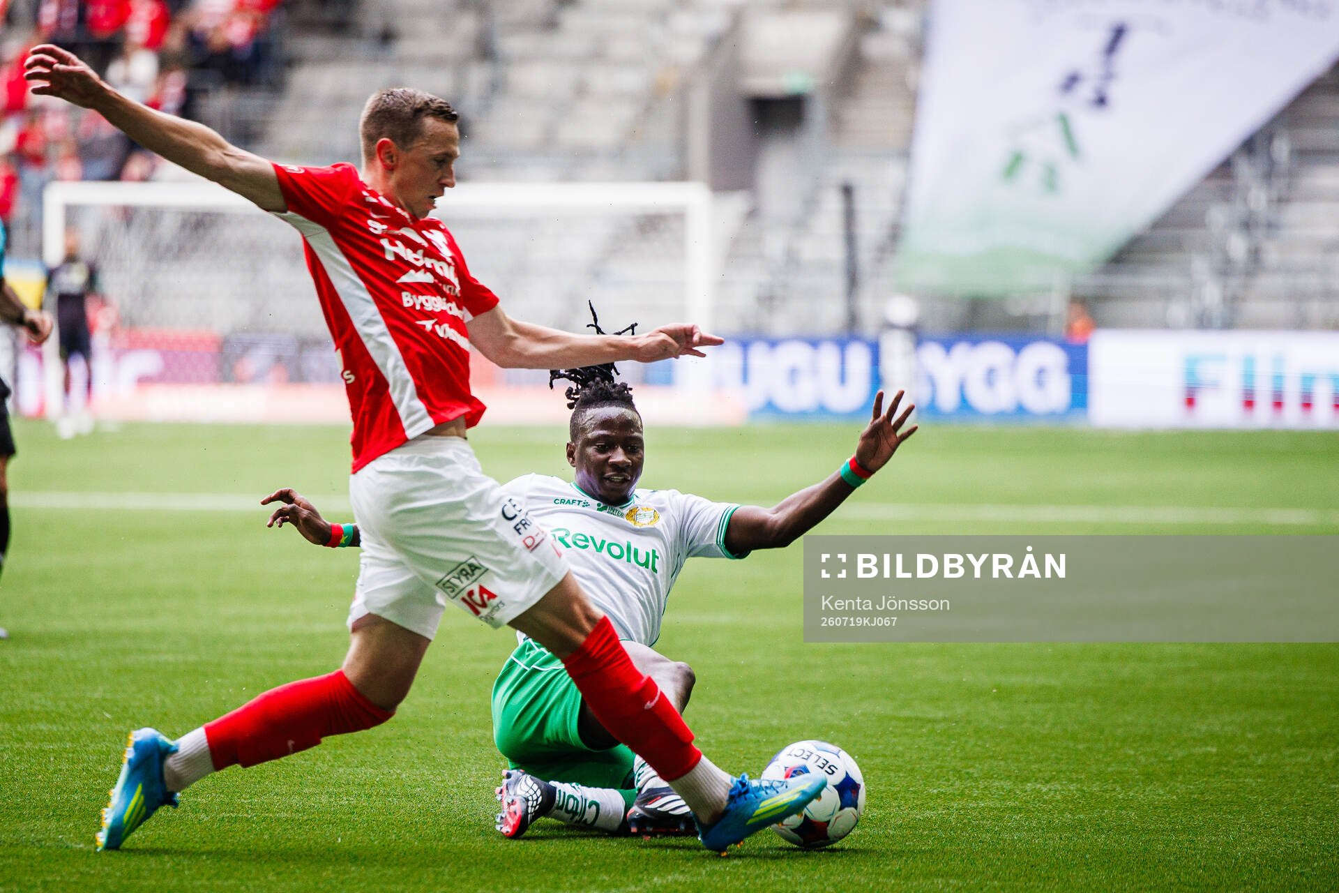 Degerfors Erik Lindell och Hammarbys Moise Elohim Victoire