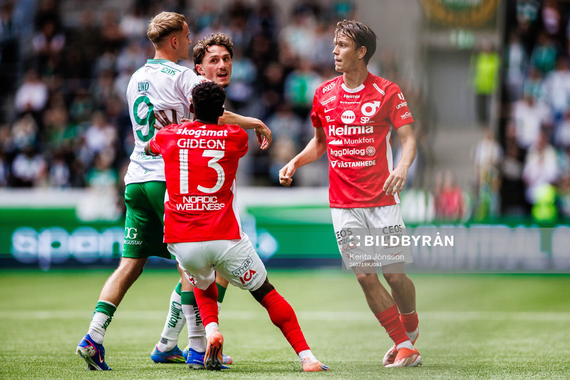 Hammarbys Victor Lind och Noah Persson i ett brak med