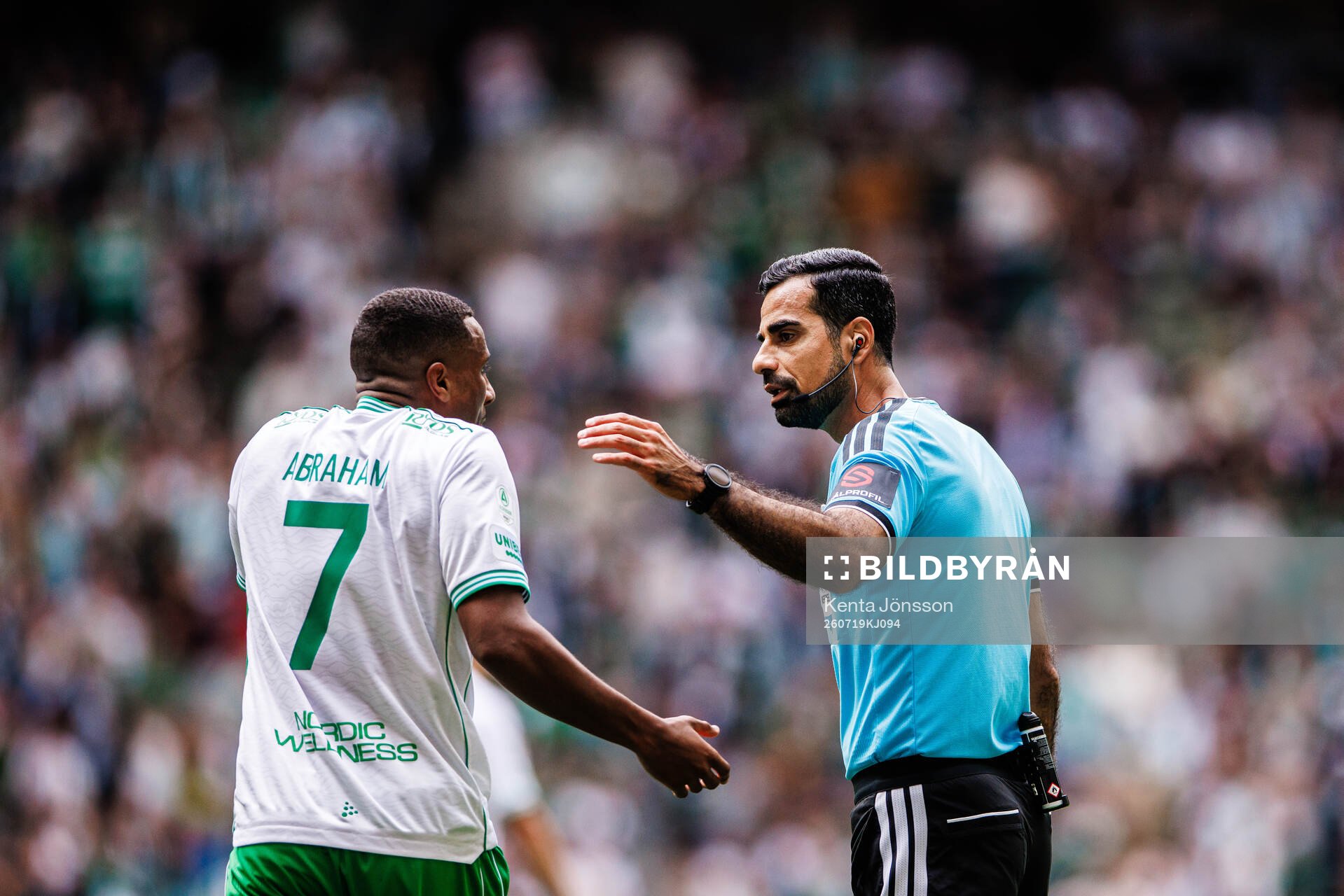 Hammarbys Paulos Abraham och domare Mohammed Al-Hakim