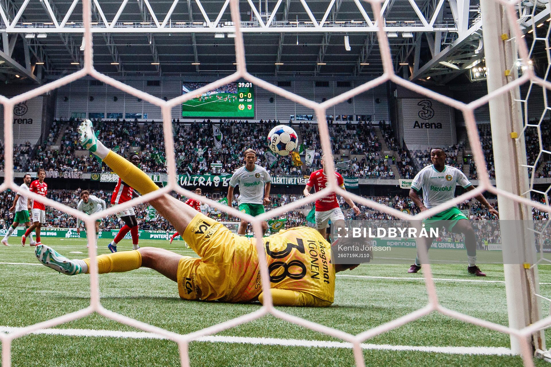 Degerfors målvakt Matvei Igonen och Hammarbys Paulos