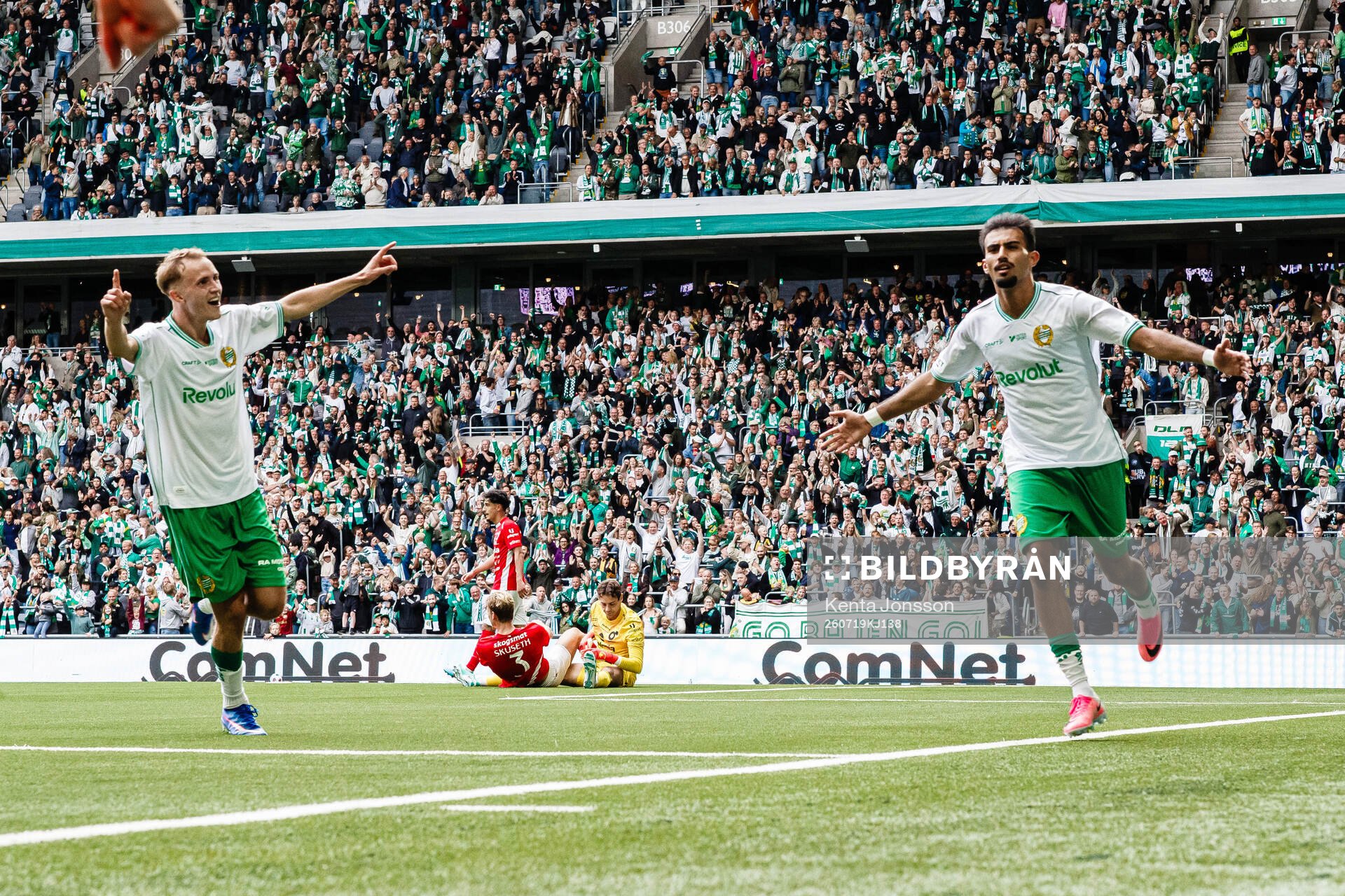 Hammarbys Victor Lind och Montader Madjed jublar