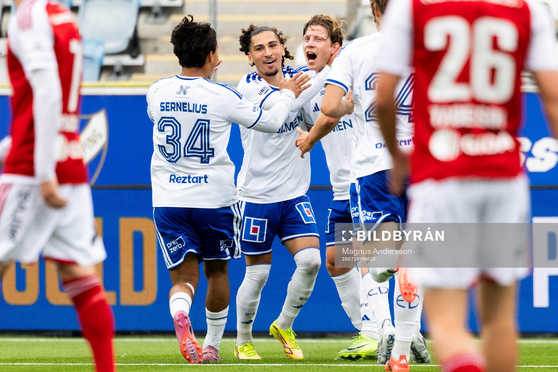 IFK Norrköpings Alexander Fransson jublar med lagkamrater