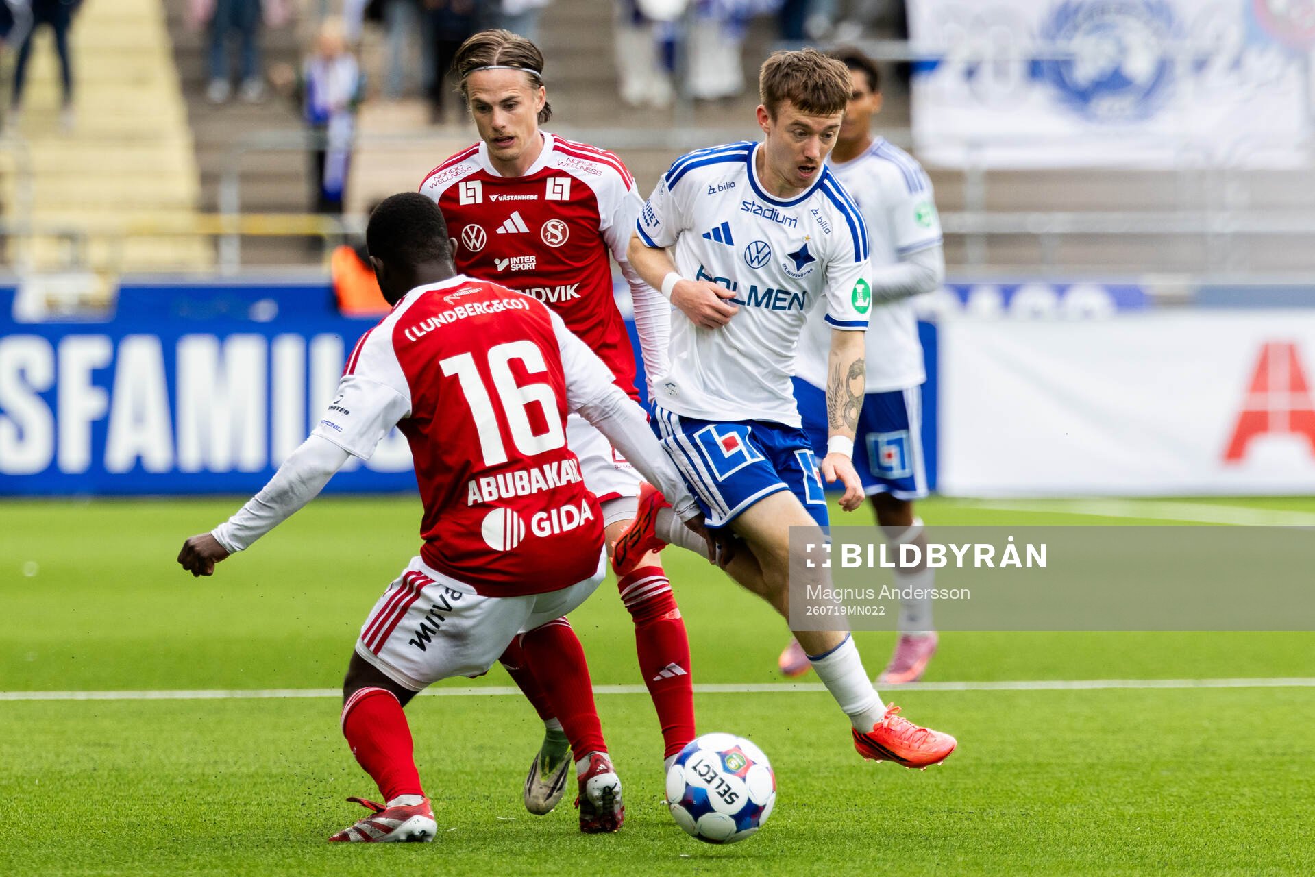 IFK Norrköpings Ryan Nelson samt Sandvikens Johan Arvidsson