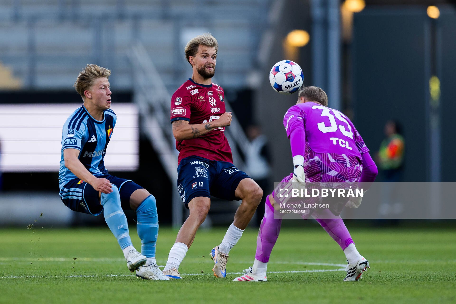 Örgrytes William Hofvander och Djurgårdens målvakt Jacob