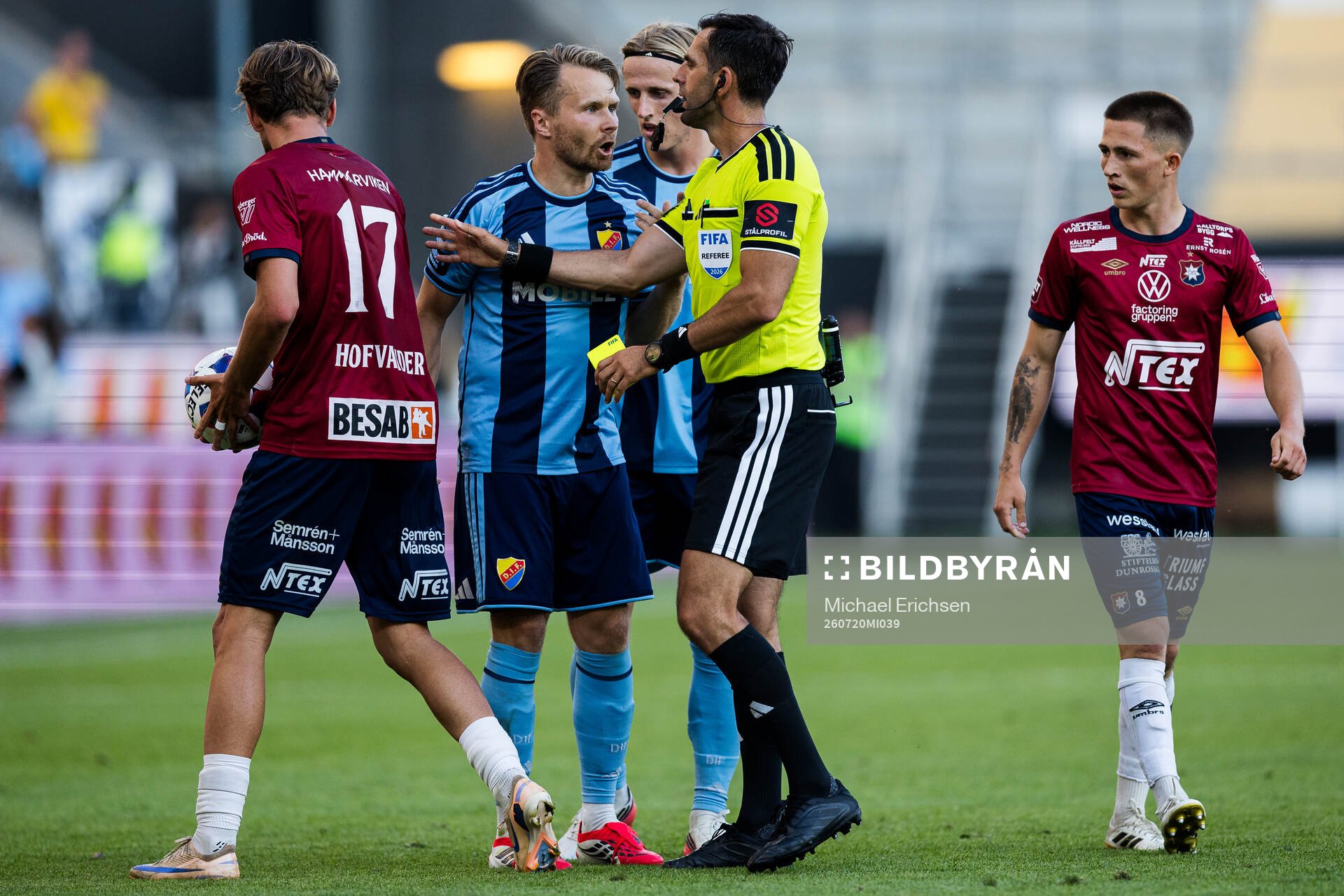 Djurgårdens Jacob Une får gult kort
