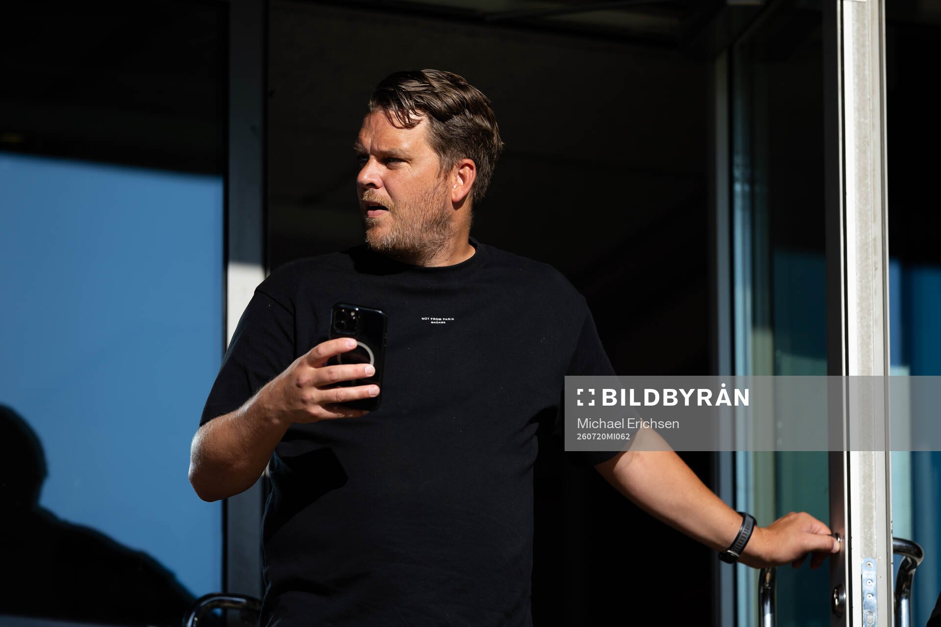 Örgrytes tränare Andreas Holmberg på läktaren