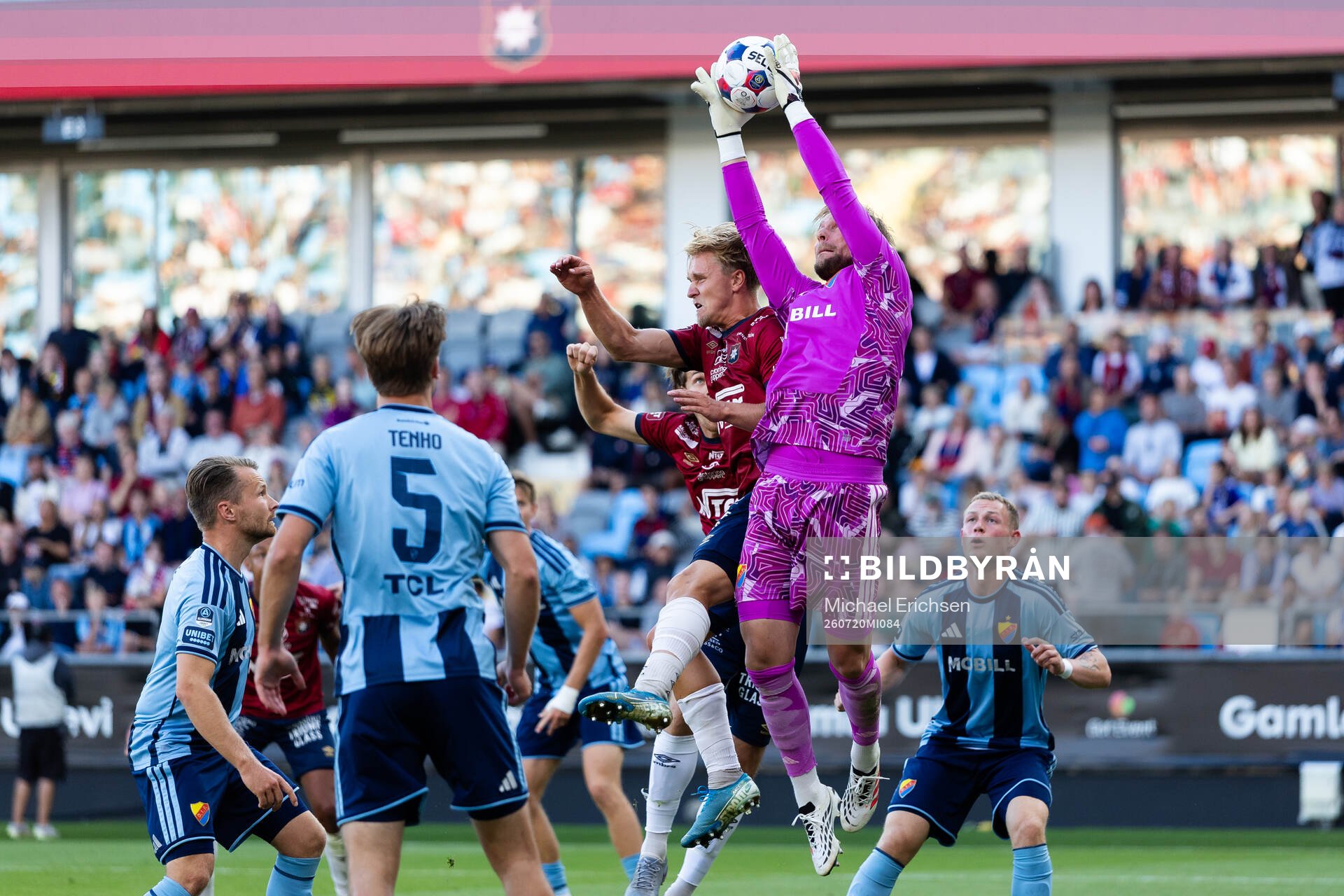 Örgrytes Sebastian Lagerlund och Djurgårdens målvakt