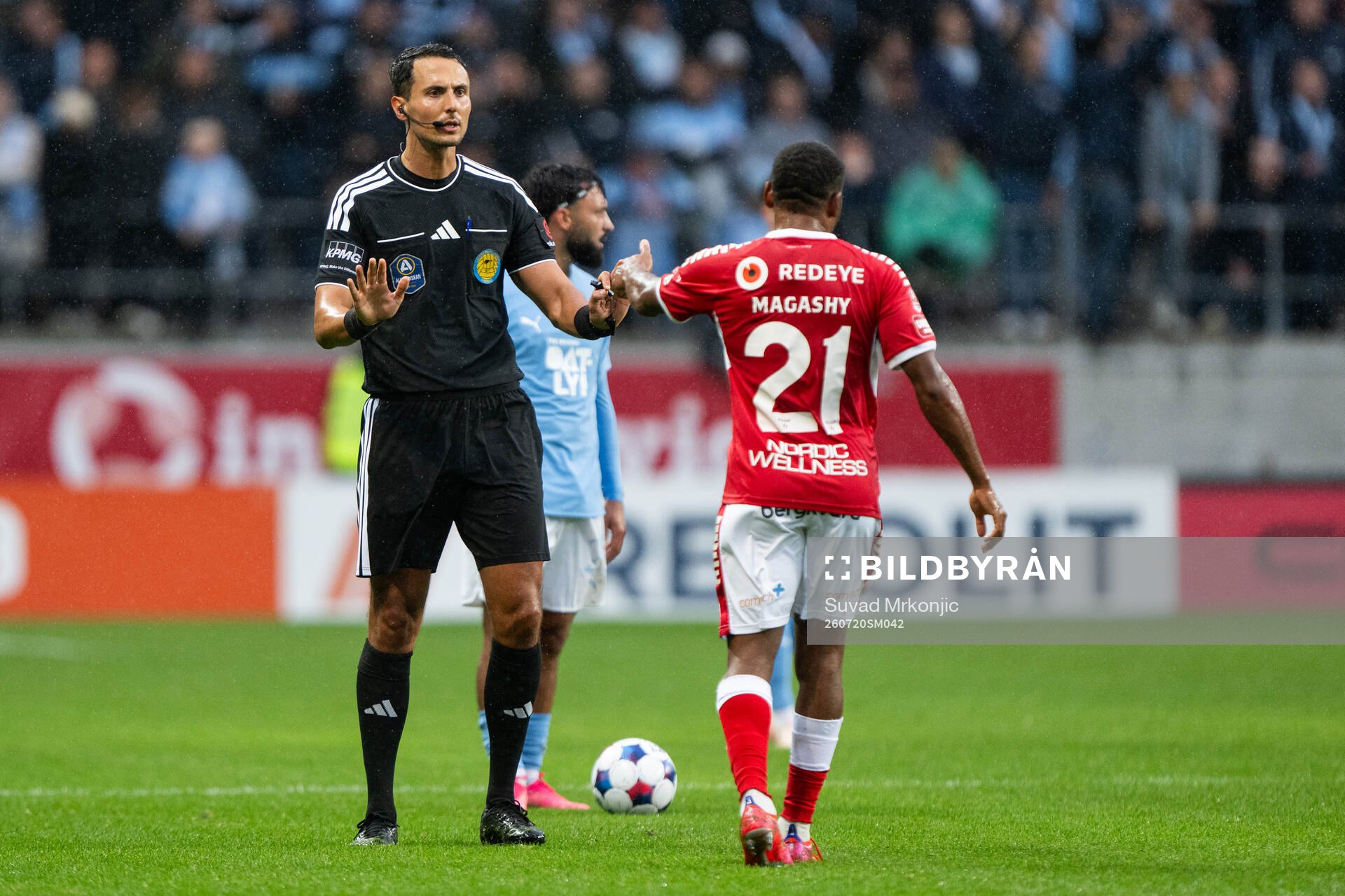 Domare Adi Aganovic och Kalmars Abdussalam Magashy