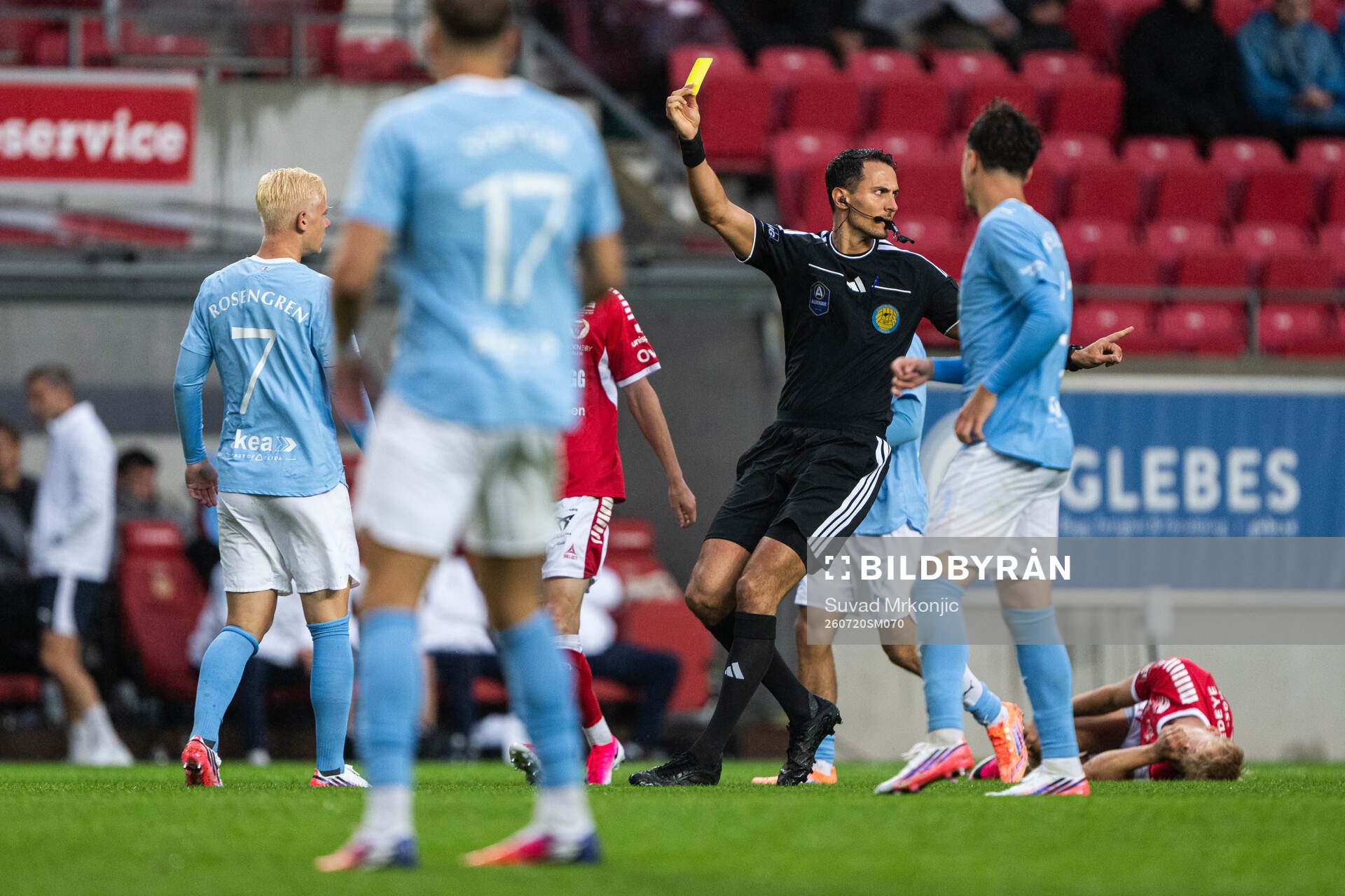 Malmö FFs Otto Rosengren får gult kort
