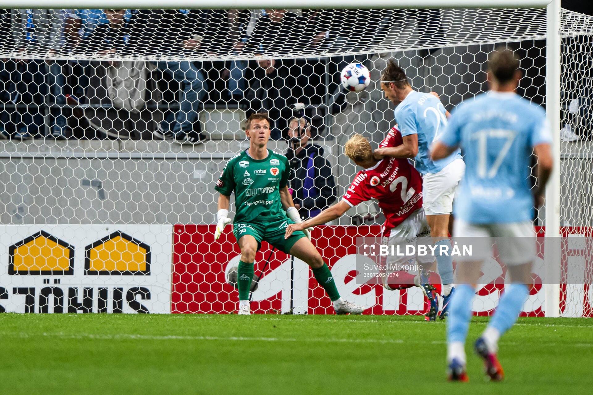 Kalmars målvakt Jakob Kindberg, Victor Larsson och Malmö
