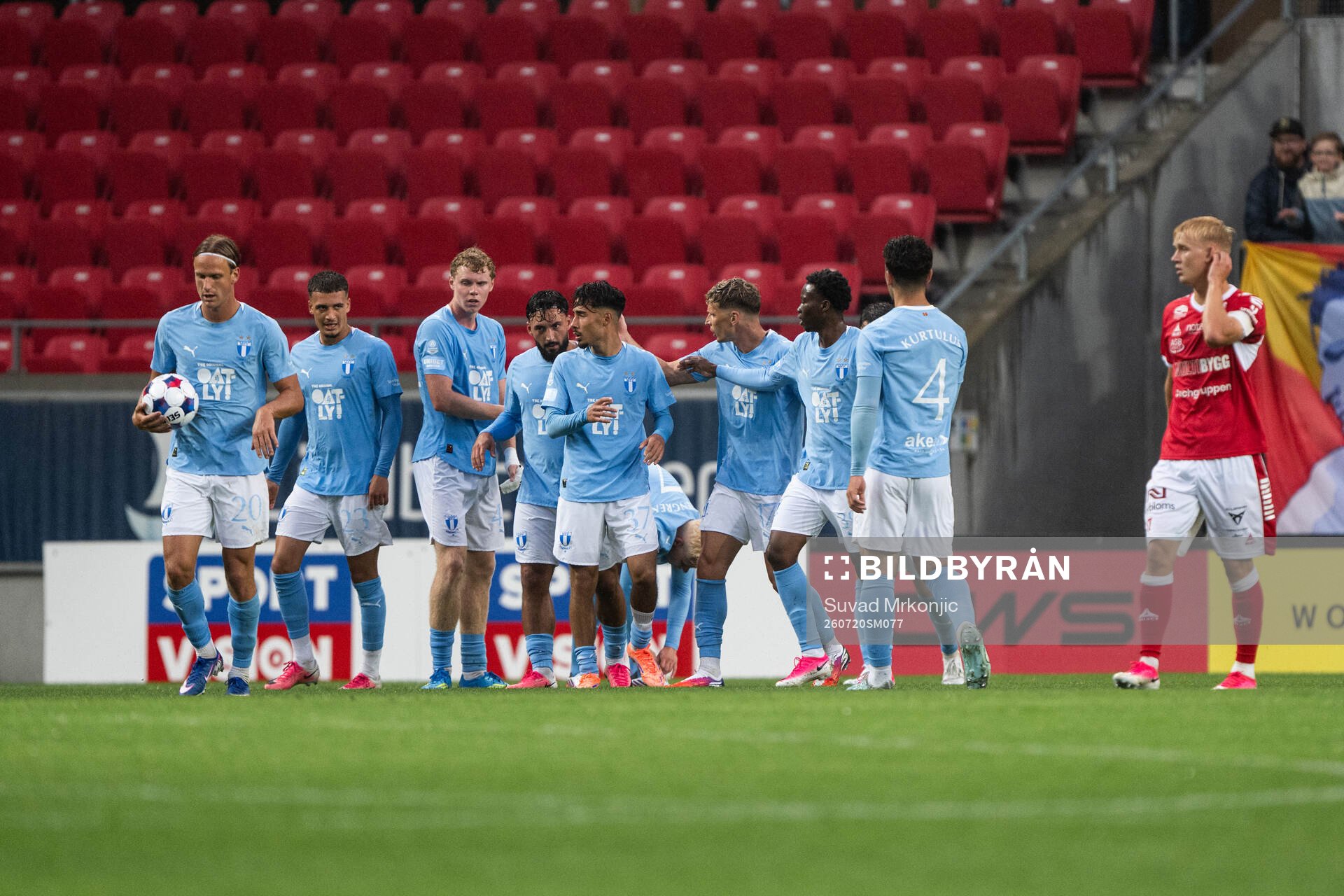 Malmö FFs Adrian Skogmar jublar med lagkamrater