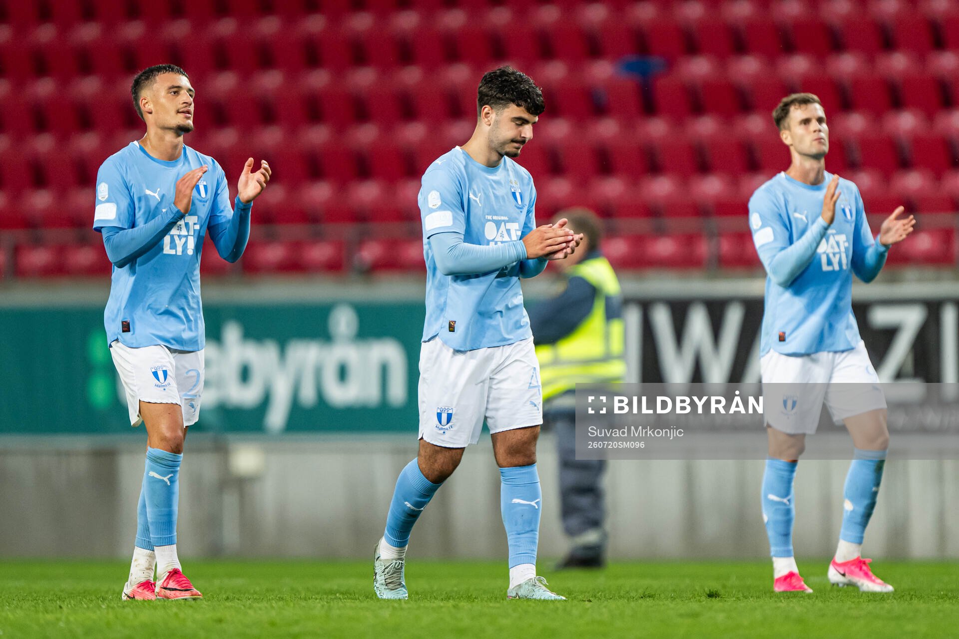 Malmö FFs Noah Åstrand John och Kenan Busuladzic tackar