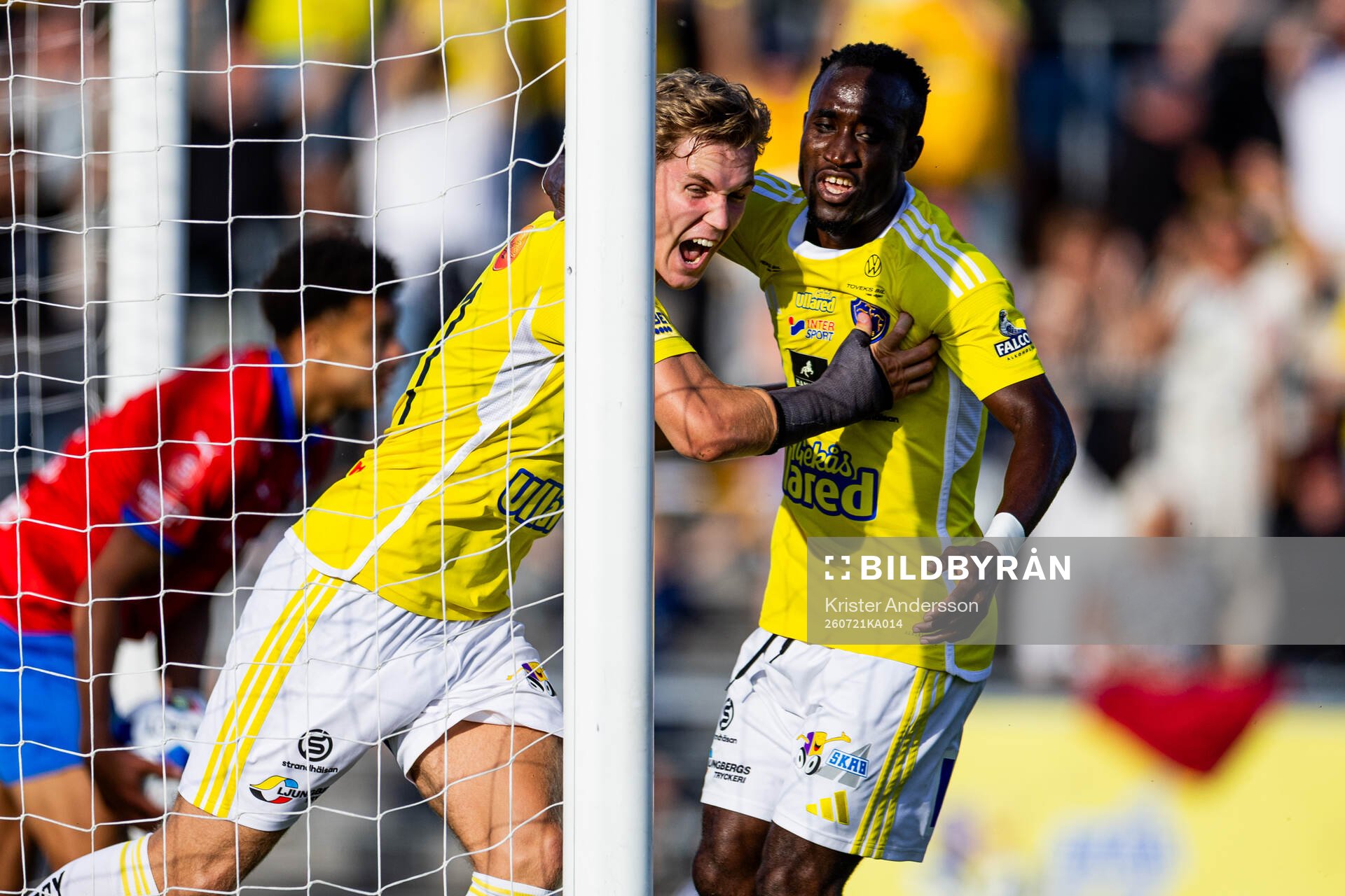 Falkenbergs Hampus Källström och Wanbe Godwin Aguda jublar