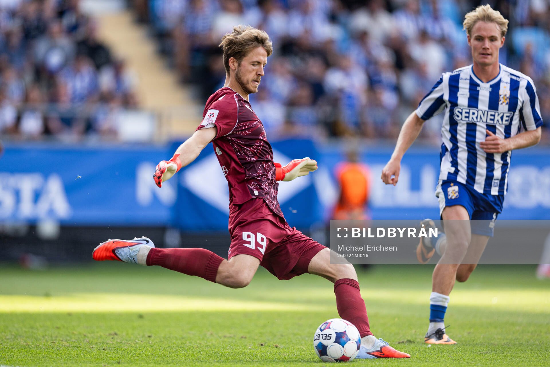 Karl Vallner of Tallinna FCI Levadia and Max Fenger of IFK