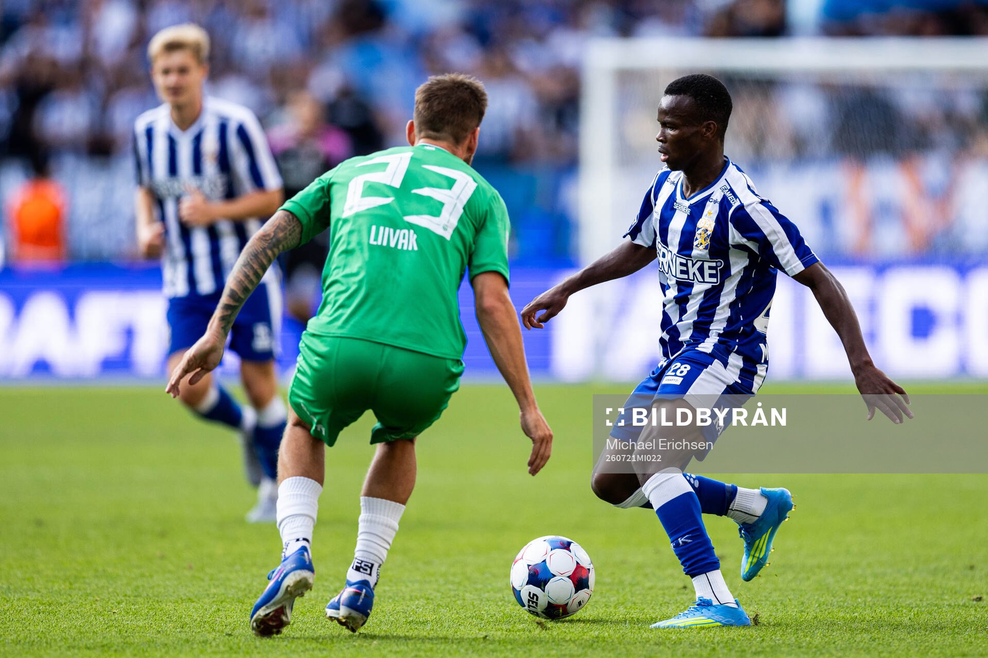 Frank Liivak of Tallinna FCI Levadia and Issaka Seidu of