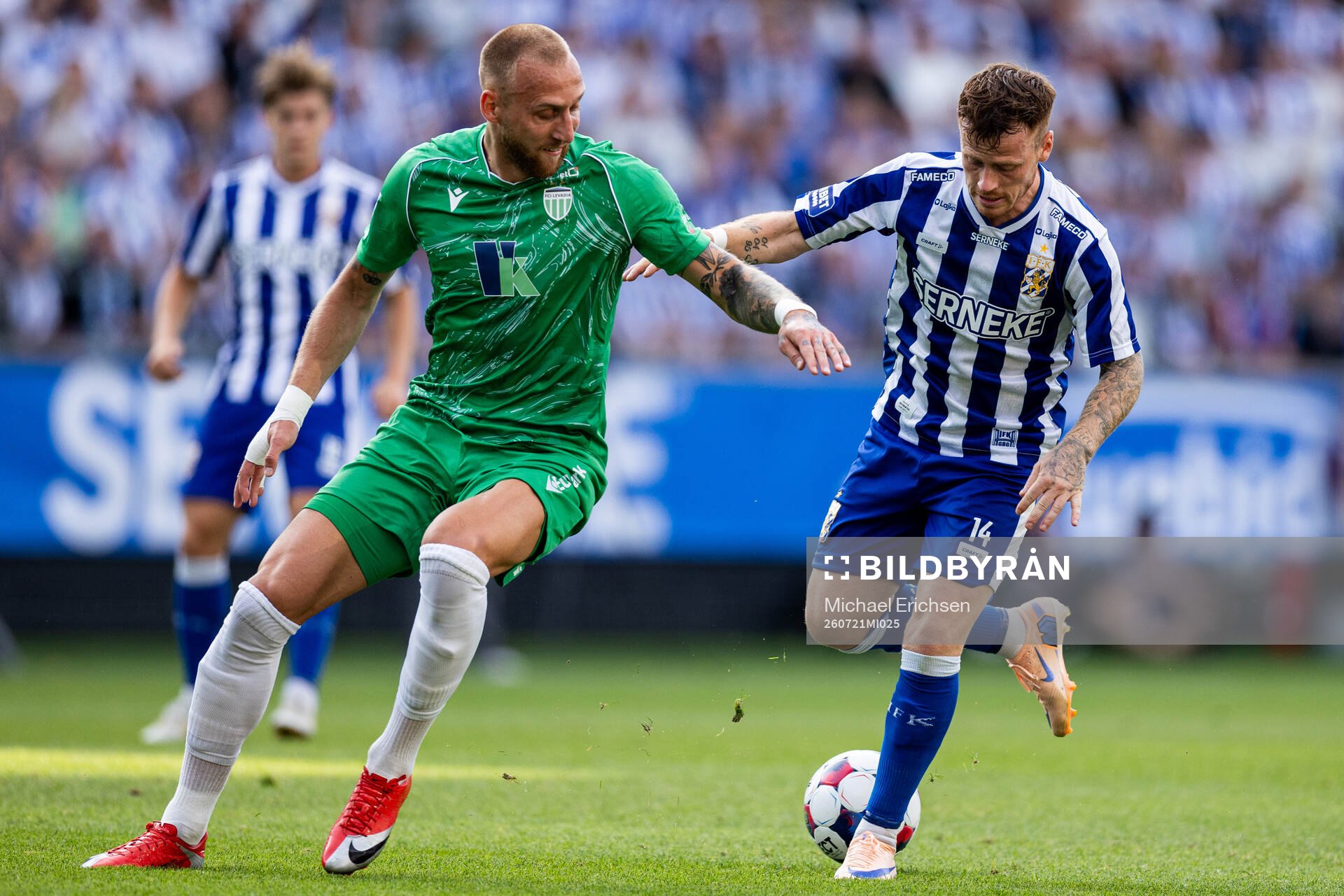 Mikhel Ainsalu of Tallinna FCI Levadia and Tobias Heintz of