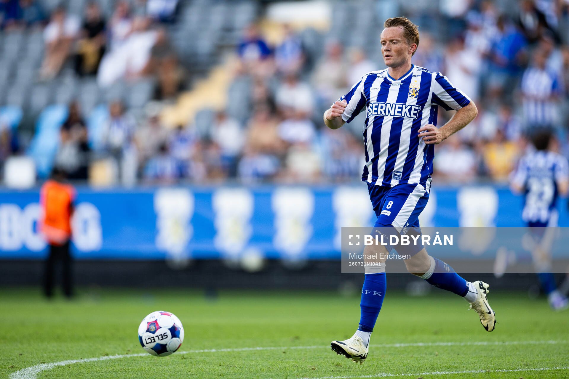 Sam Larsson of IFK Göteborg warming up
