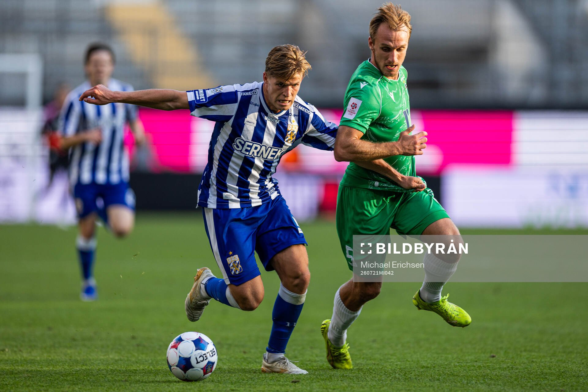 Felix Eriksson of IFK Göteborg and Mark Oliver Roosnupp of