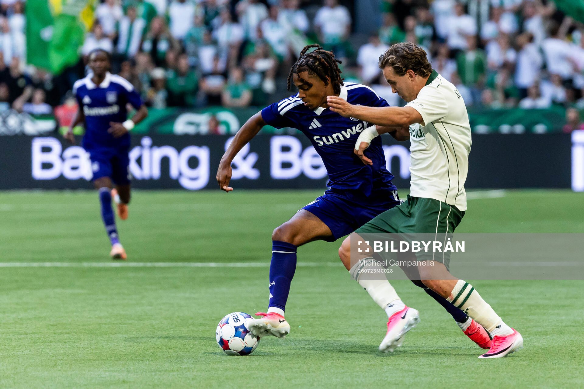 Jayden Onia Seke of Anderlecht and Hampus Skoglund of