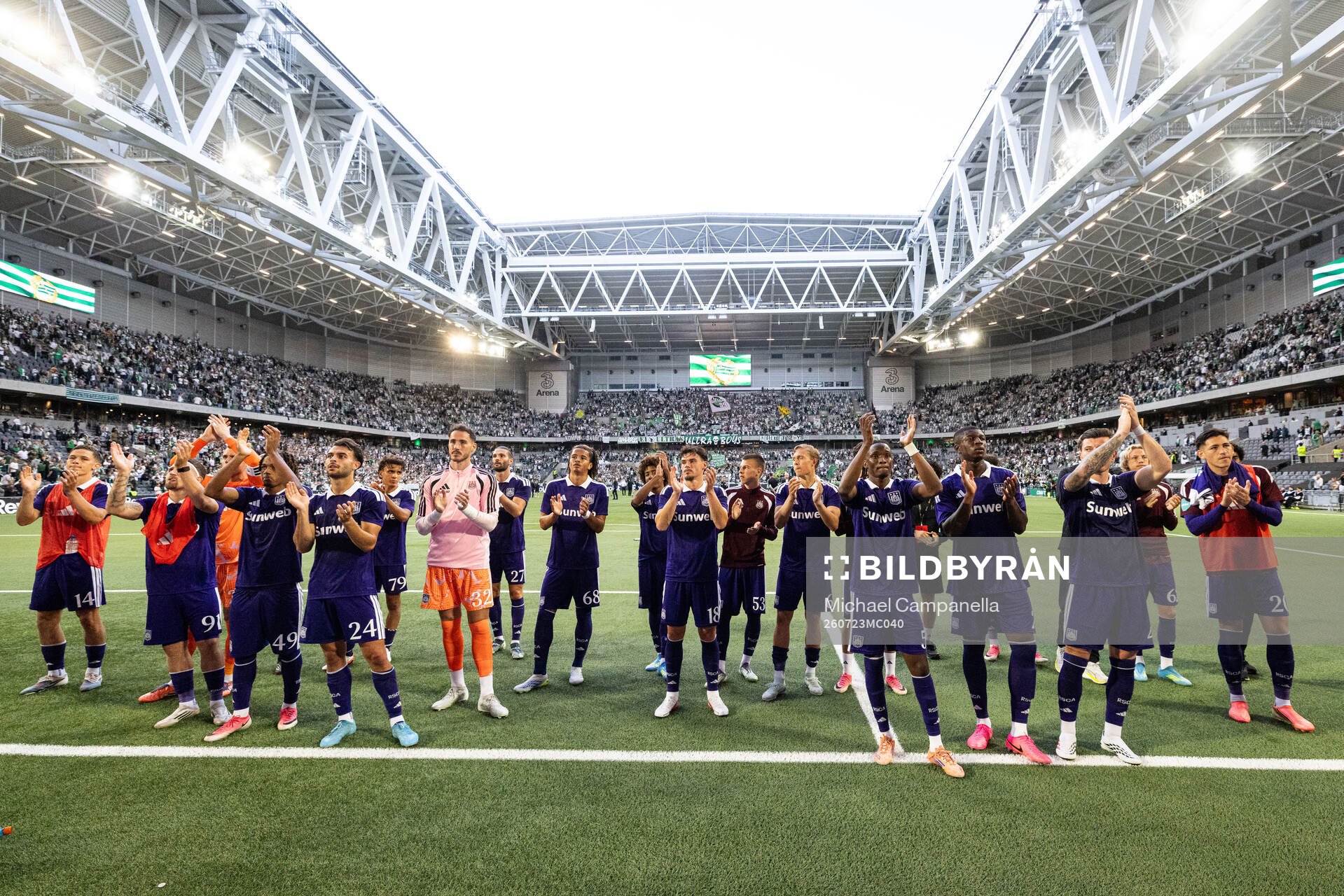 Players of Anderlecht thank supporters