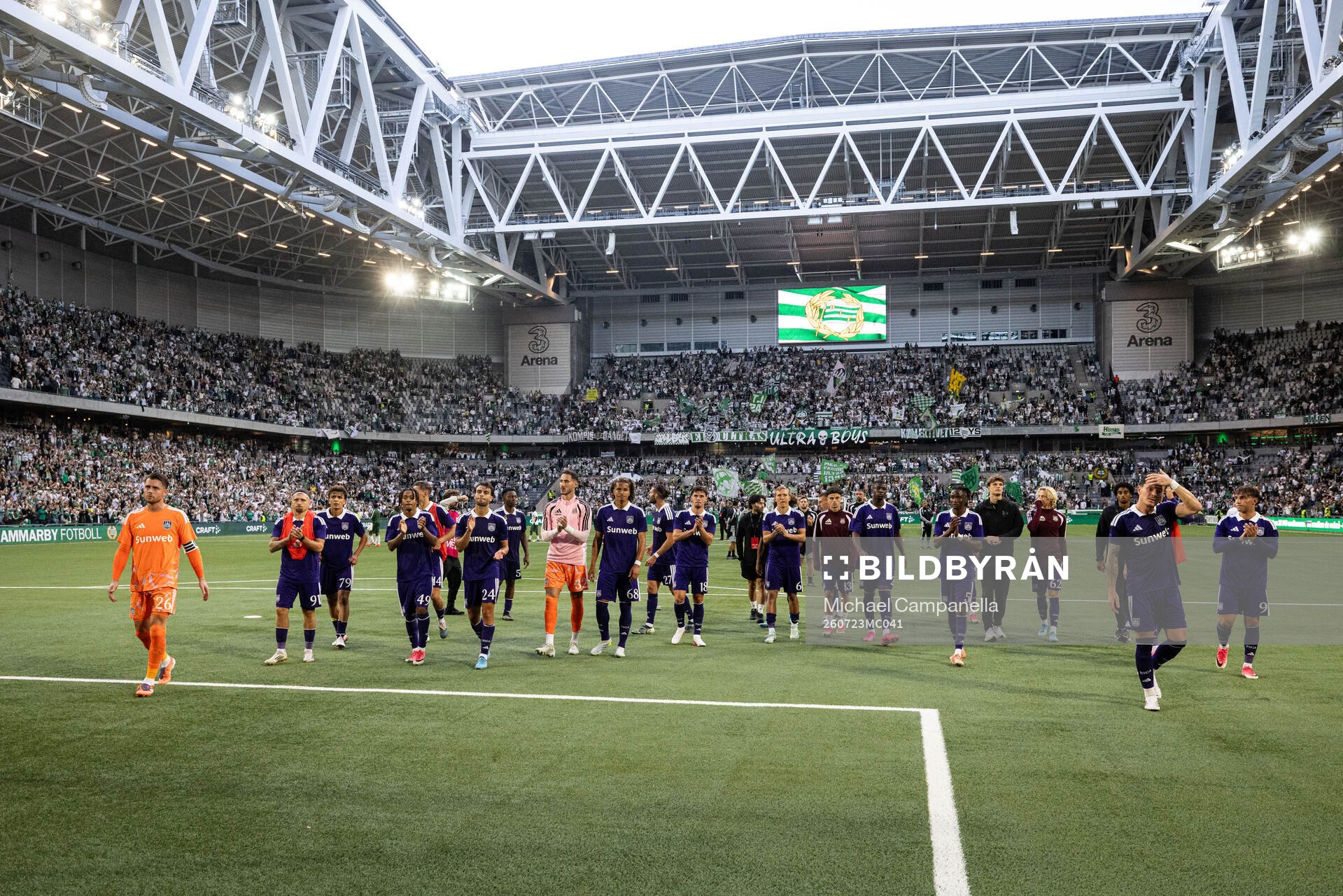 Players of Anderlecht thank supporters