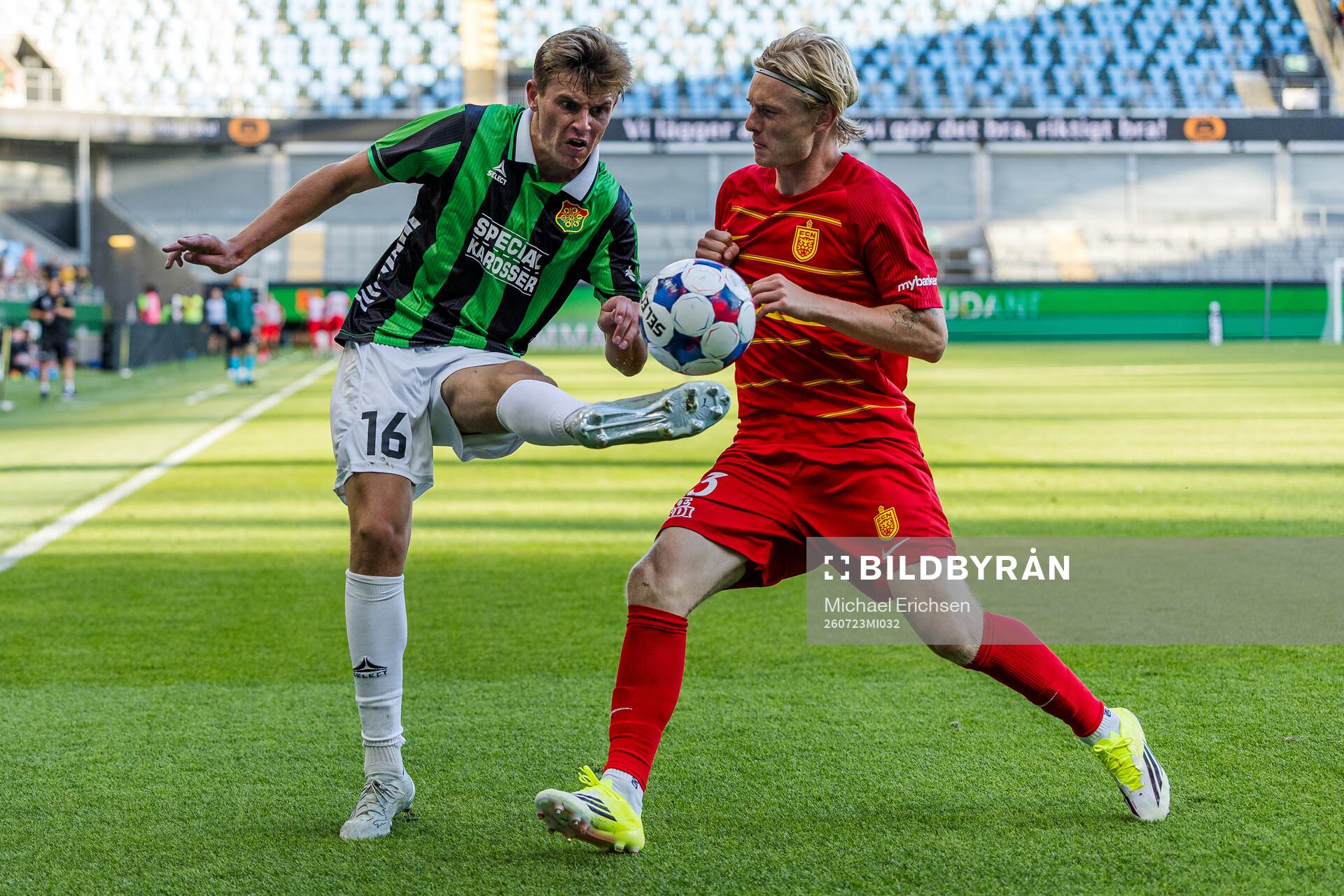 Max Andersson of GAIS and Runar Norheim of FC Nordsjälland